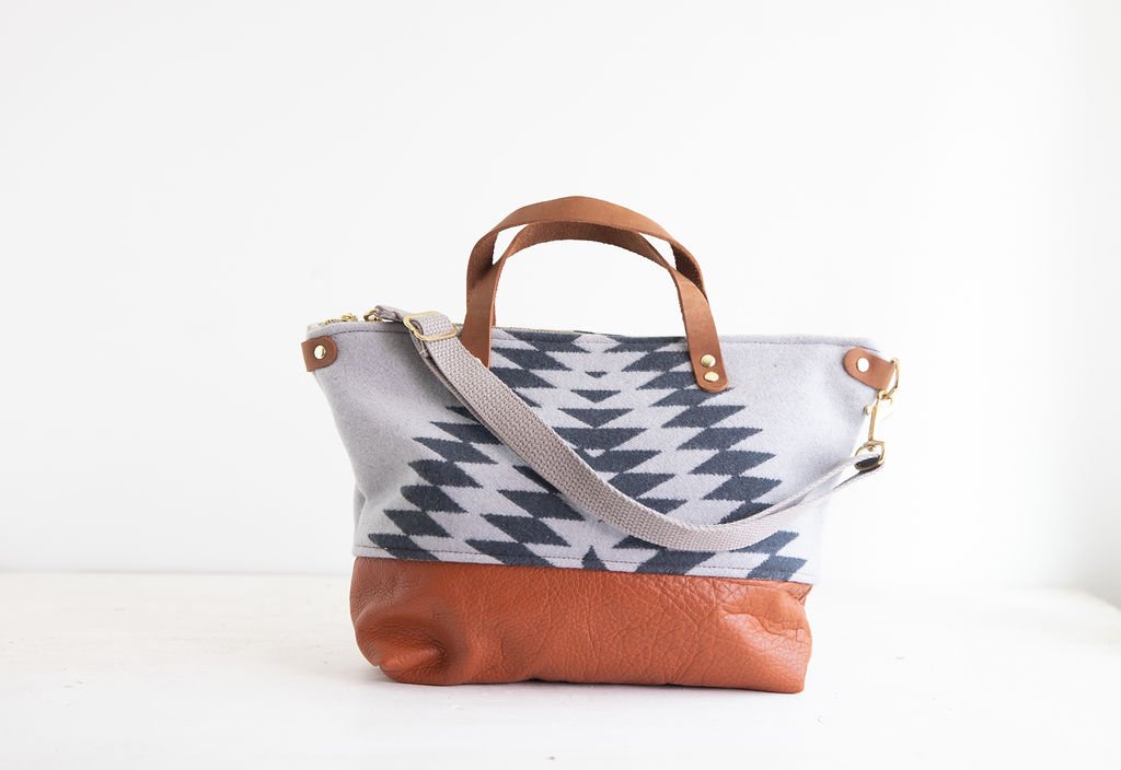 Crossbody Purse in Grey Geo Wool 001