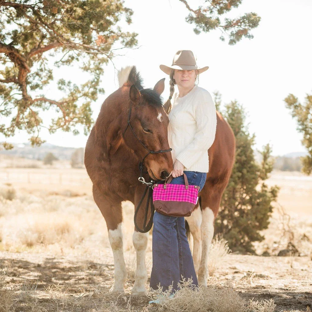 I found this wool pink plaid in a thrift store a year ago and it waited FOREVER because I couldn't find the right shade of brown leather to go with it . I didn't look right with the whiskey, chocolate brown, cognac that I normally use BUT the perfect