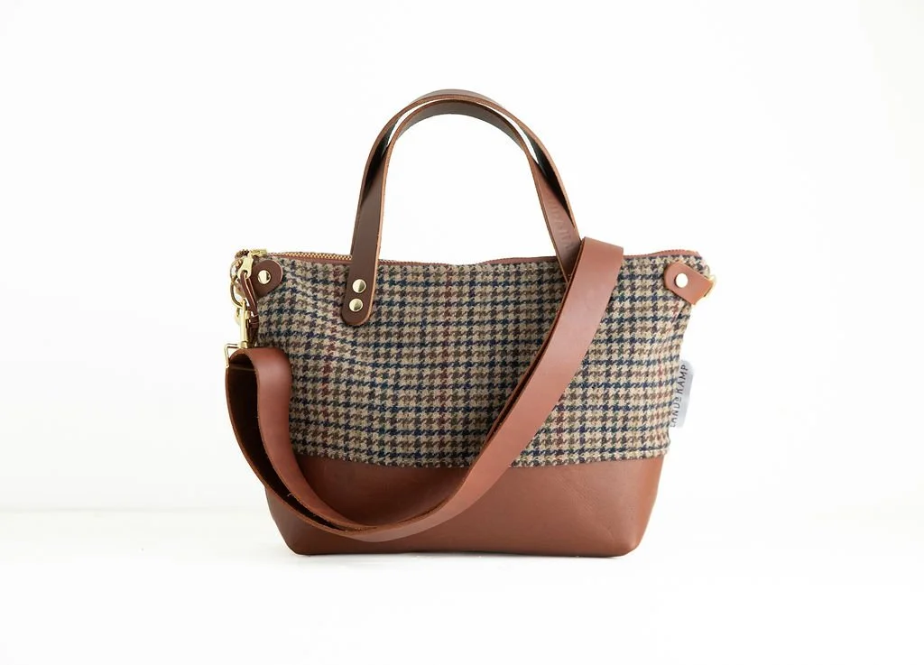 Detail view of the Wool Bitsy Crossbody Purse | Classic Houndstooth featuring YKK zipper and leather trim by Land & Kamp