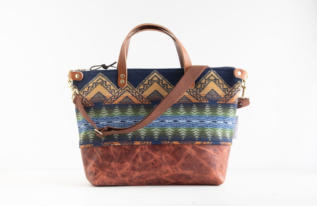 Crossbody Purse in American Treasure Wool 003