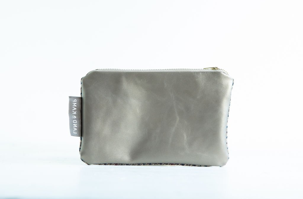 Backside in metallic leather Detail view of the Classic Houndstooth wool pouch featuring YKK zipper and leather pull tag by Land & Kamp