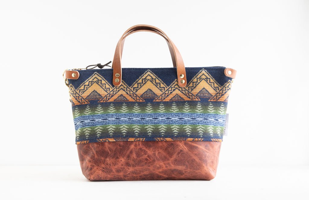 Crossbody Purse in American Treasure Wool 003