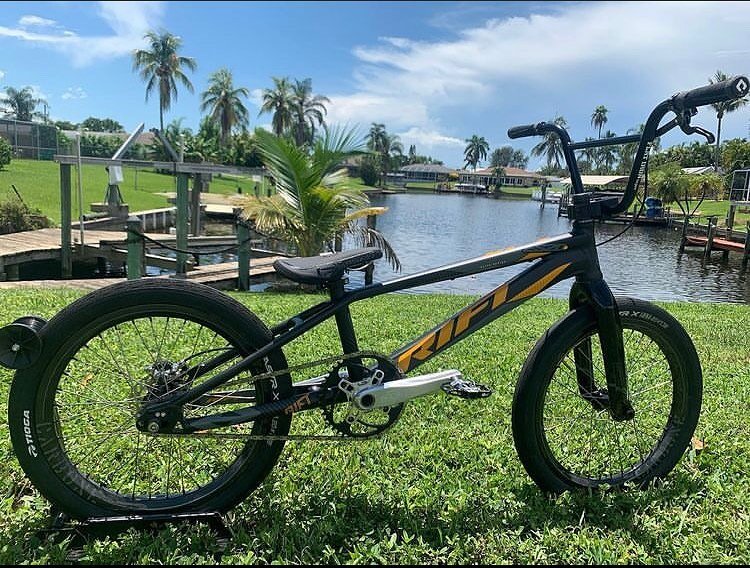 Fresh Rift build for newly #tangentequipped Elite, @zvankammen63. The @rockstarenergy color way is looking good against that Florida backdrop. #tangenttuesday #ridetherift #reallyfastbikeparts