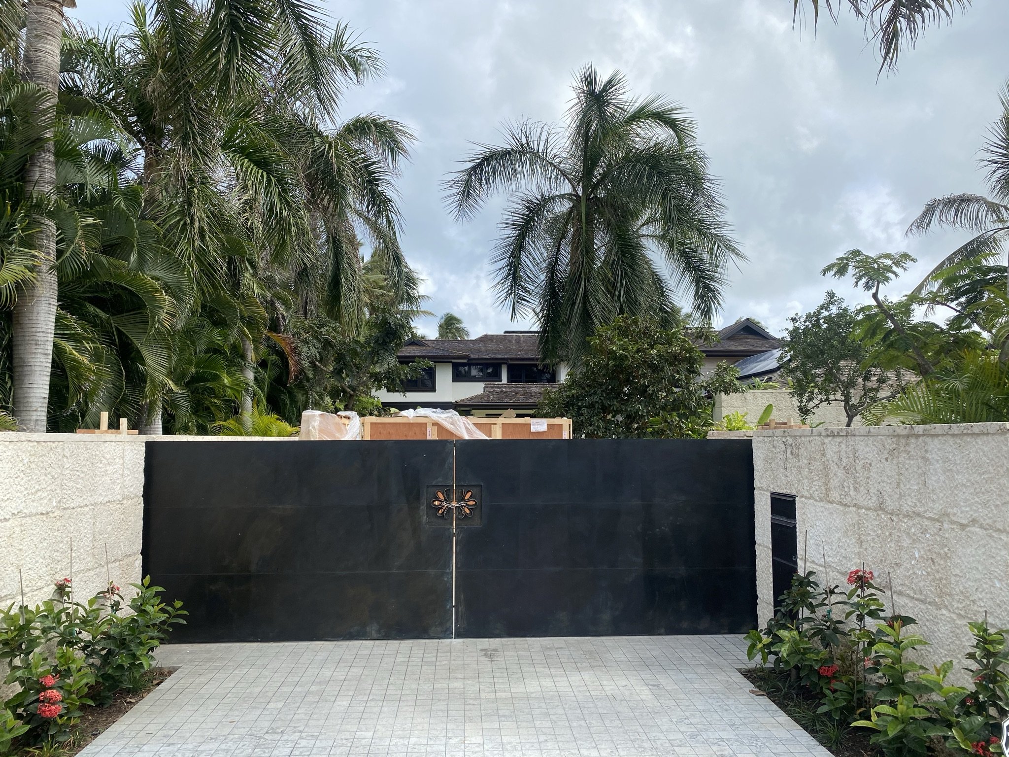 Naupaka Gate Private residential commission
Artist & Fabrication: Blue Barn Arts
Medium: Fabricated metal architectural gate
Status: Complete and installed
Overall Dimensions (H × W × D): 260 x 108 x 4 
Naupaka Gate is a pair of fabricated metal entr