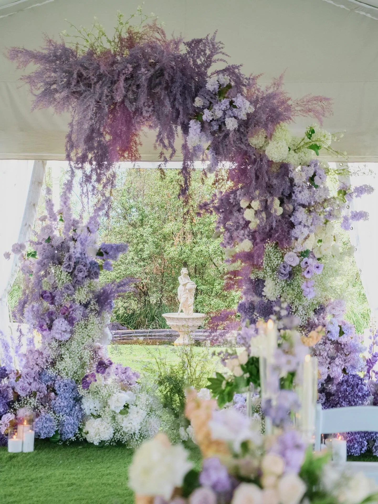 When the wind moved the flowers,
she smiled.
He saw it right away.

There were no extra gestures &mdash; only habit.
The habit of reaching out a hand.
The habit of standing on the same side
when it matters most.

In this moment,
the wedding wasn&rsqu