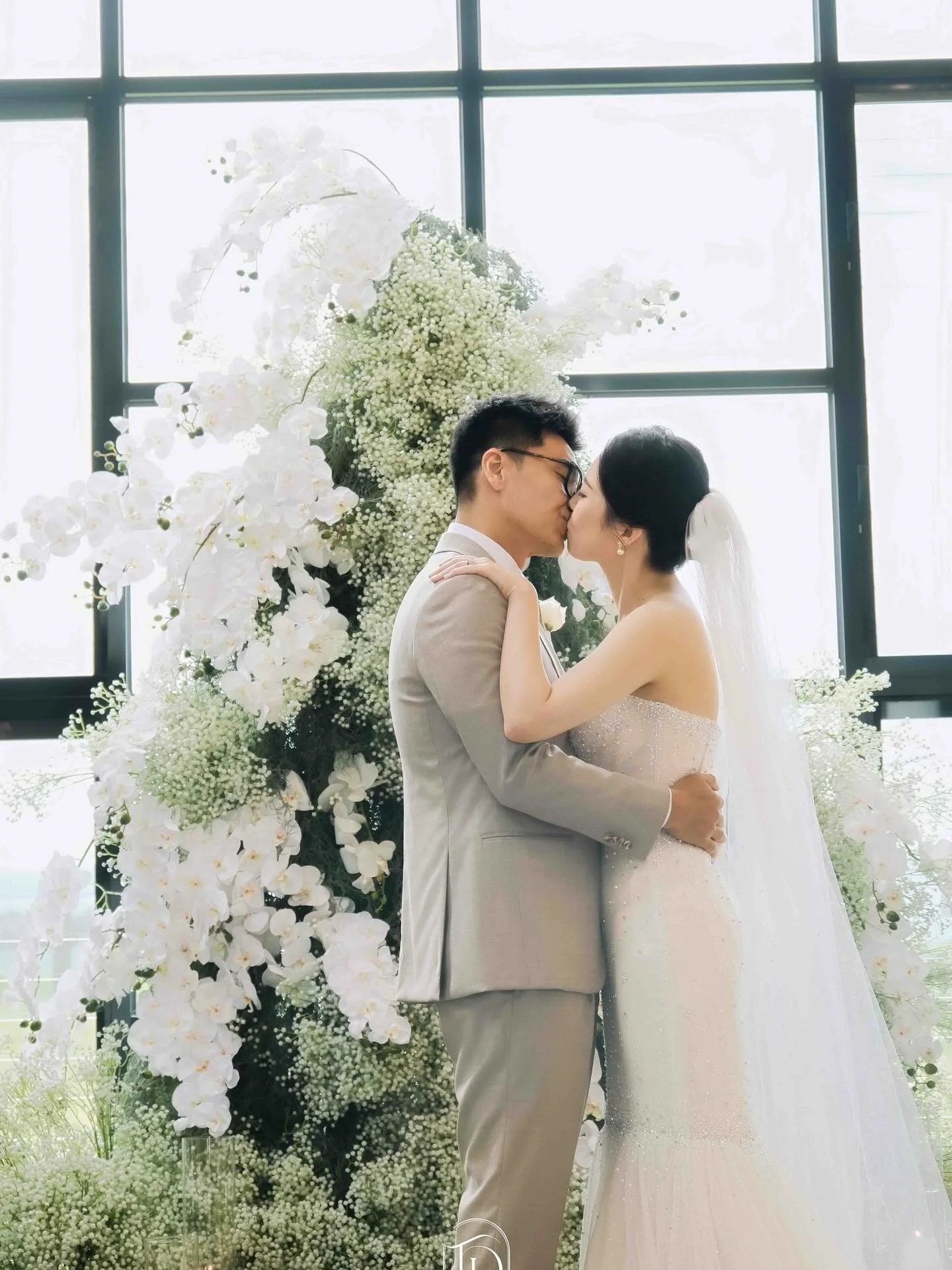 A wedding styled with white orchids.

Clean lines, soft whites, and sculptural orchid florals
came together to create a ceremony that felt modern, refined, and timeless.

Every element was kept intentional &mdash;
letting the purity of white orchids 