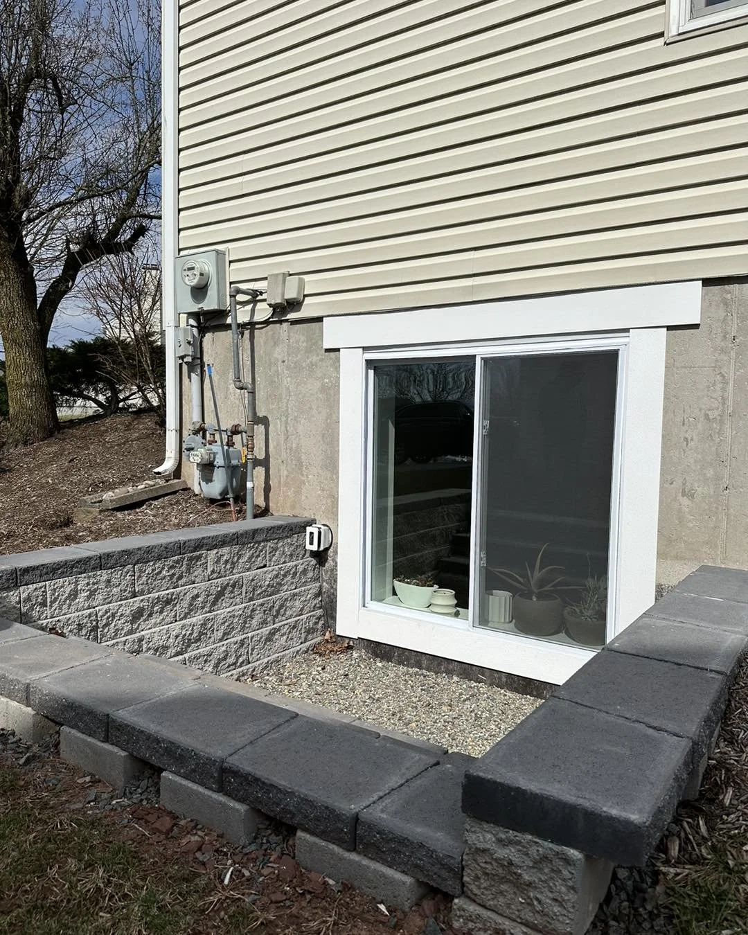 New egress window with stone window well