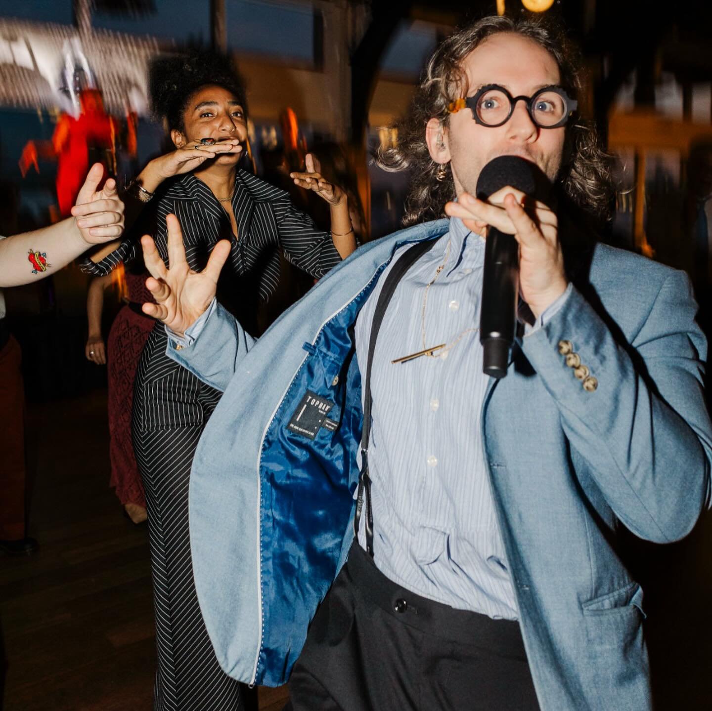 Great shots by @meganandkenneth for Maddie and Gabiels love party 📸❤️

💍: Maddie &amp; Gabriel
💒: @chelseapiersnyc 
🌸: @damselfly.designs 
🎥: @reelbrooklyn 

#TheHookClubNYC
#NotYourAverageWeddingBand&nbsp;#AlternativeWeddings
#WeddingBand&nbsp;