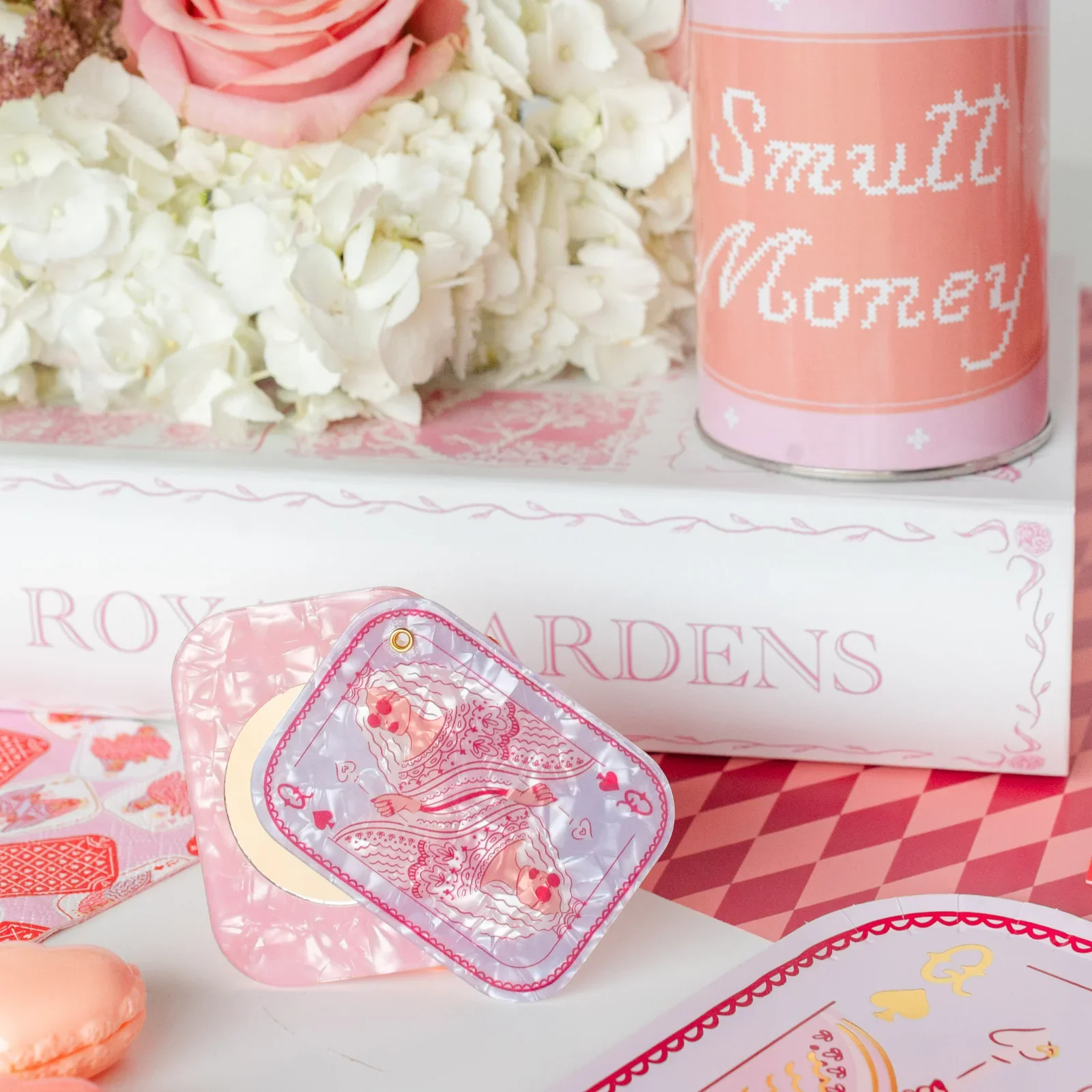 Jollity-Co-Queen-Of-Spades-Compact-Mirror_e1daf8df-3e11-4ddb-a8e4-02cf0401d18f_800x@2x.webp
