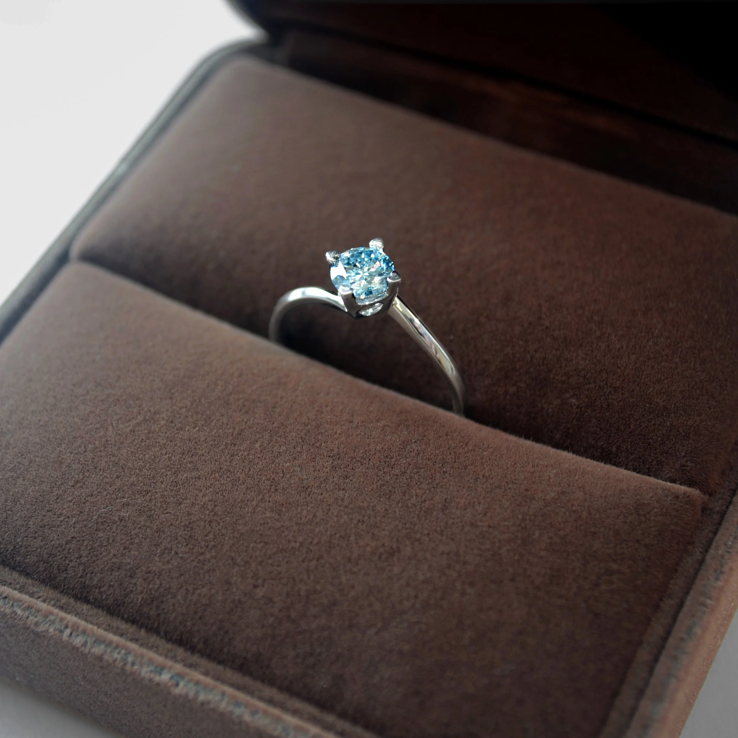 Simple and elegant platinum solitaire ring with a round light blue cremation diamond. This EverDear memorial ring offers a timeless design to honor cherished memories, crafted from ashes or hair.