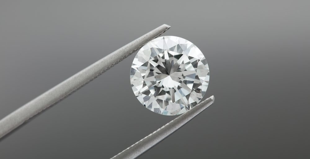 SS_diamond_in_tweezers_M-e1534410235585.jpg