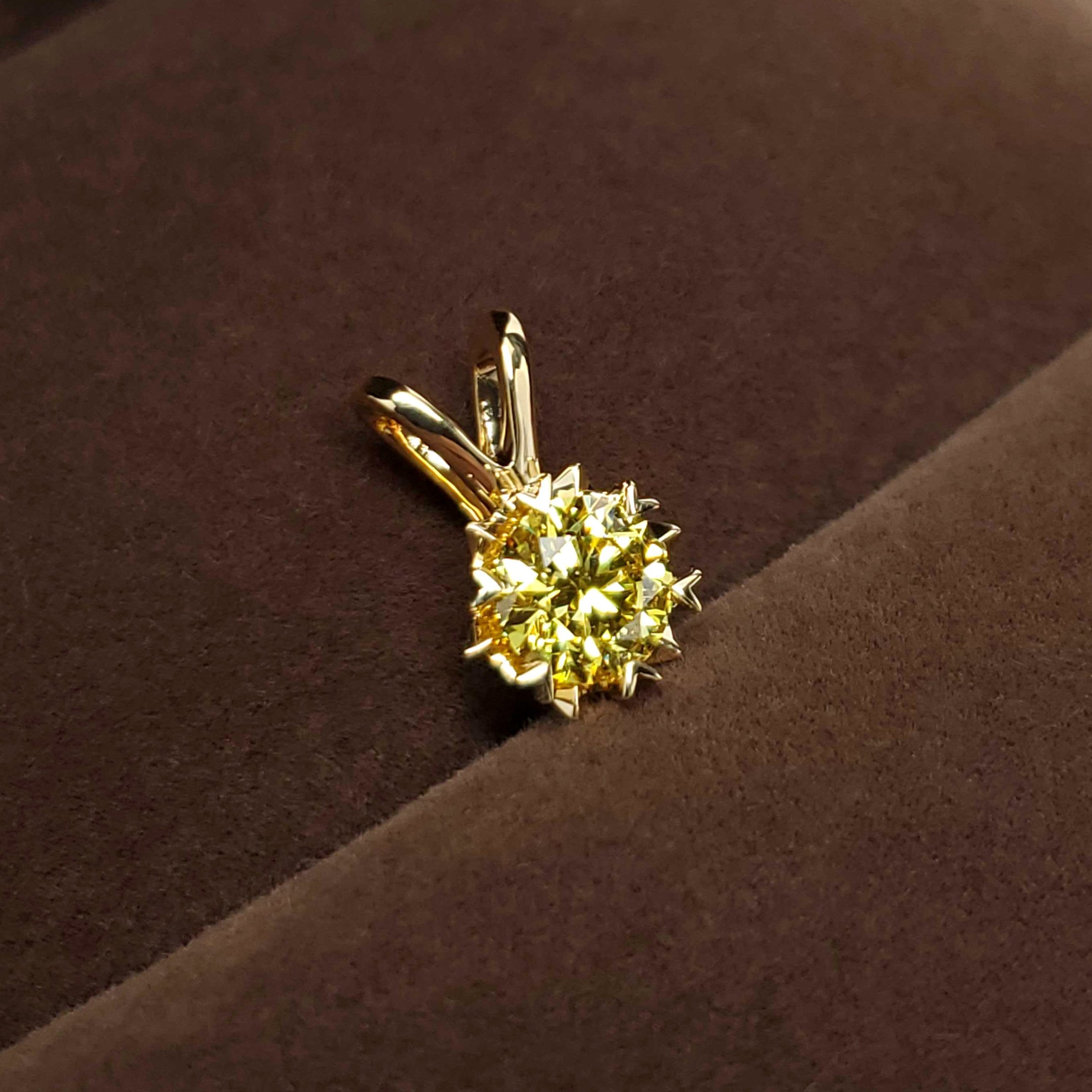 This gold star-shaped pendant features a brilliant center diamond, elegantly set to symbolize everlasting love and remembrance.