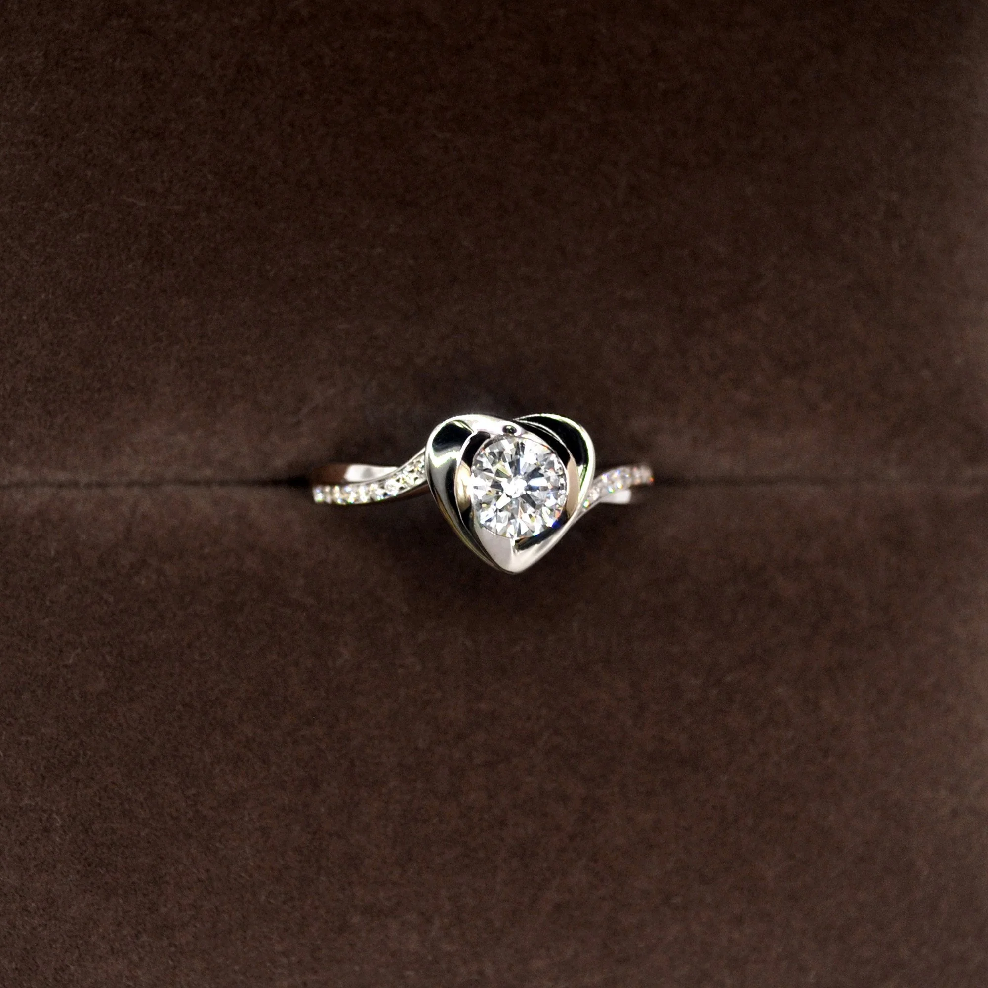 A twisted shank memorial ring with a shining diamond and heart-shaped white gold.