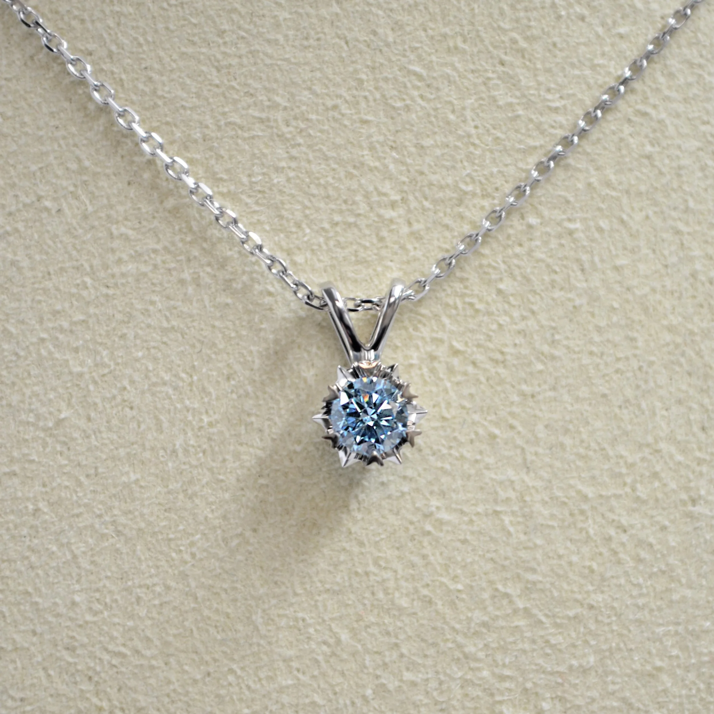 P3821_Pendant_Blue_0.30ct_Brilliant_White_Gold_2543336841.jpg