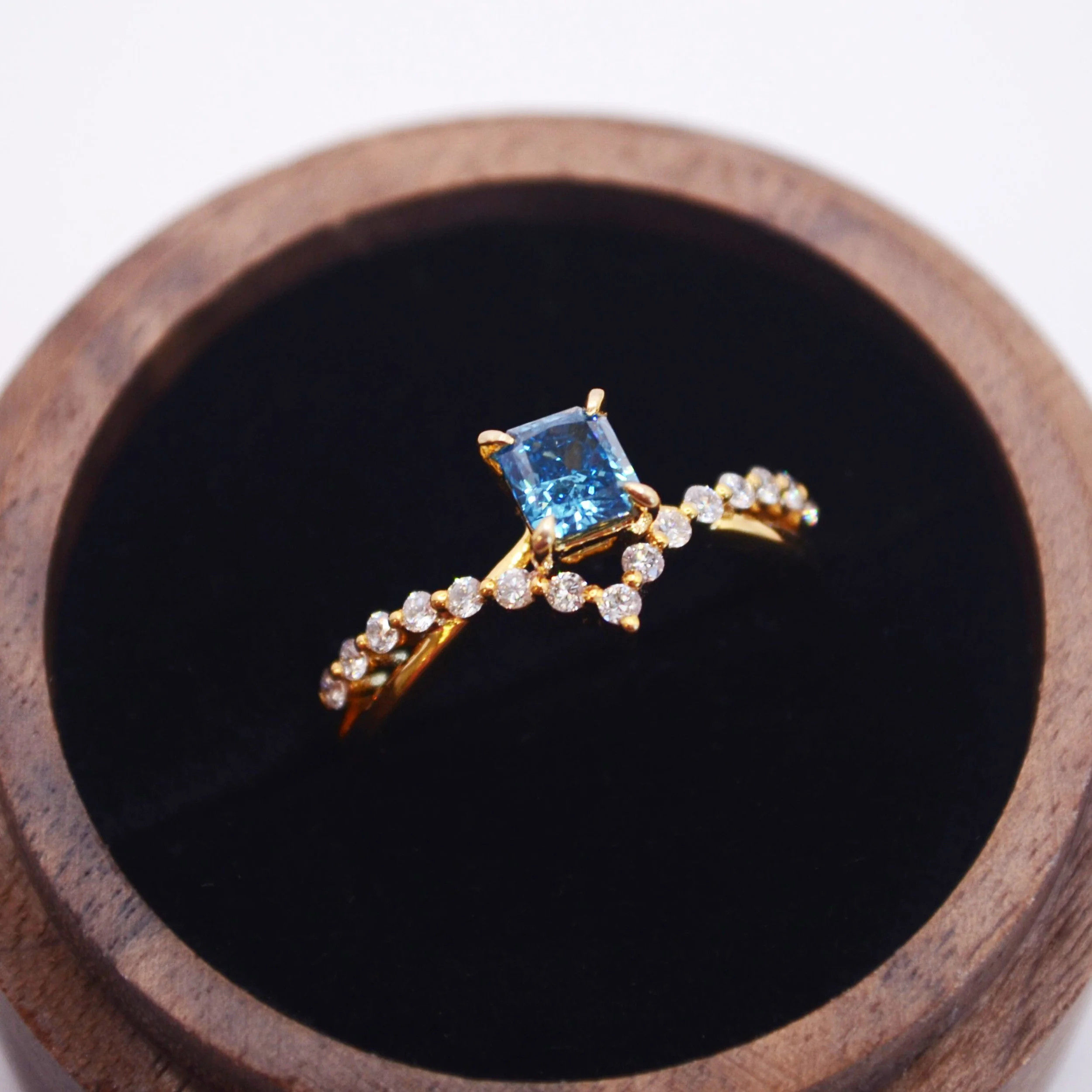 R3112_0.50-0.69_ct_Blue_Radiant_18K_Yellow_Gold_3786852079_(3).jpg
