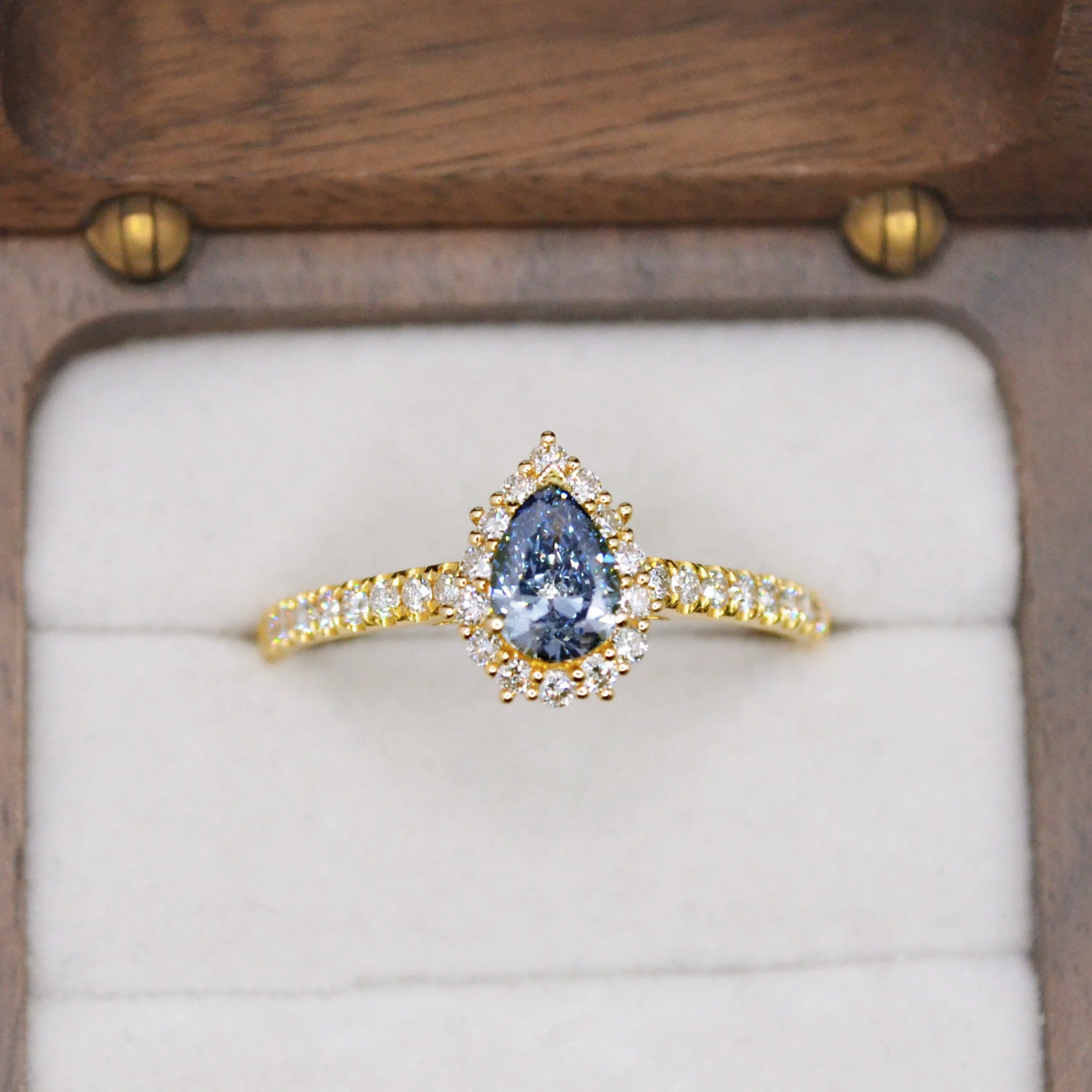 R2135_0.50-0.69_ct_Blue_Pear_18K_Yellow_Gold_9594854134.jpg
