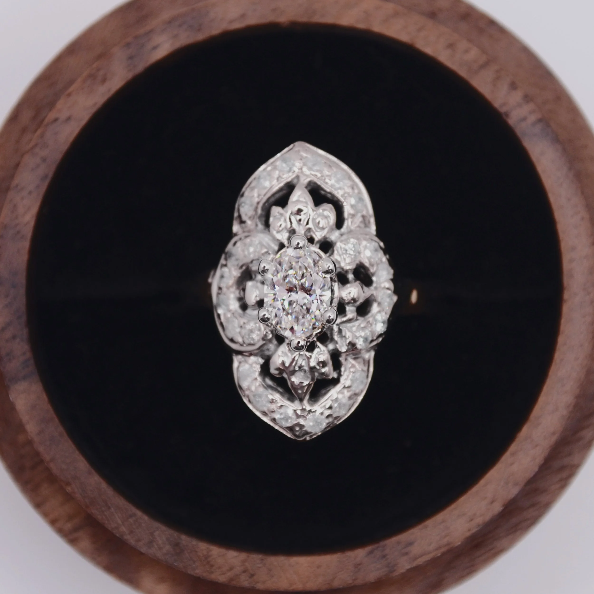 Customized_Ring__0.50-0.69_ct_Colourless_Oval_Platinum_5670485688_(2).jpg