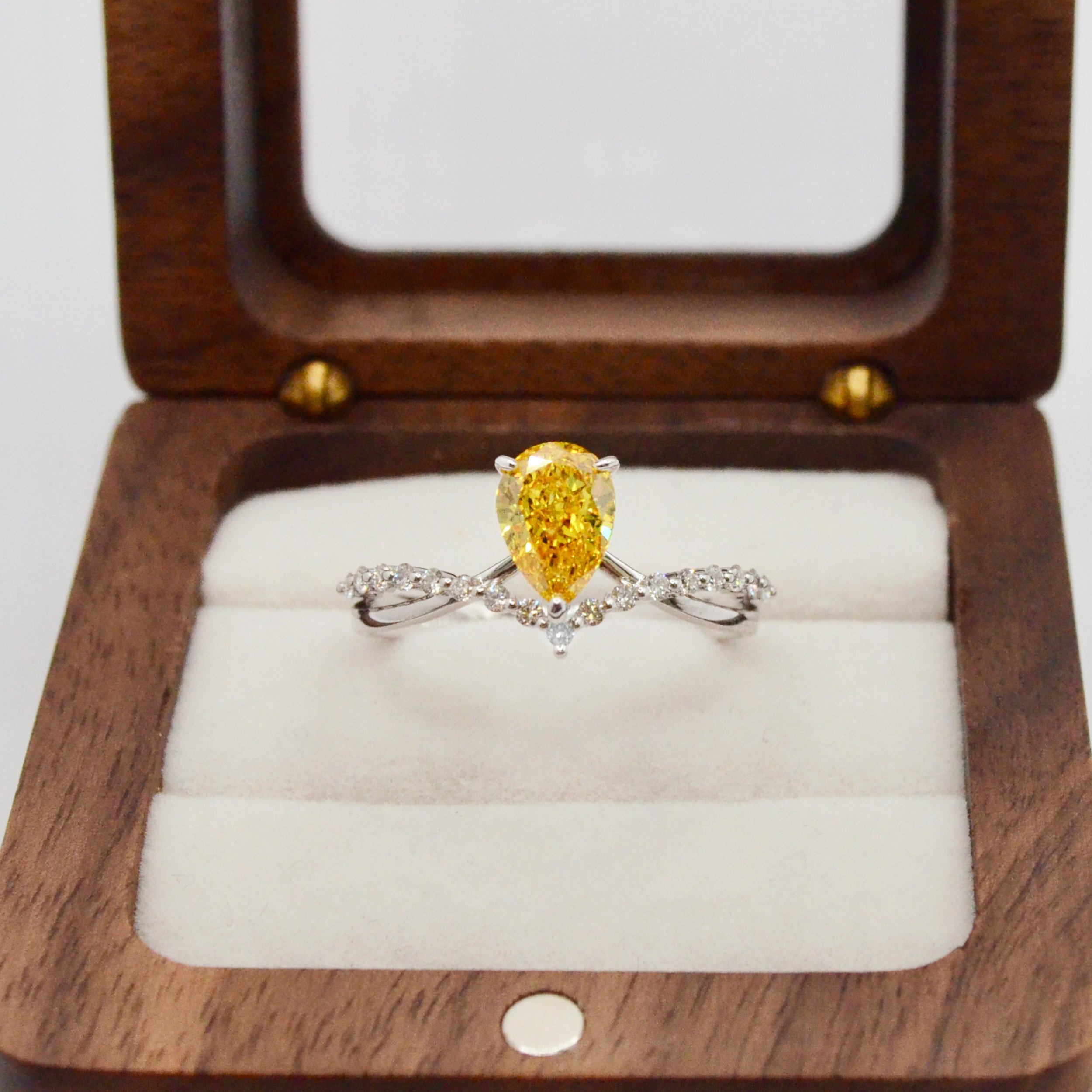 R3112_1.00-1.29_ct_Yellow_Pear_18K_White_Gold_8734194315_(2).jpg