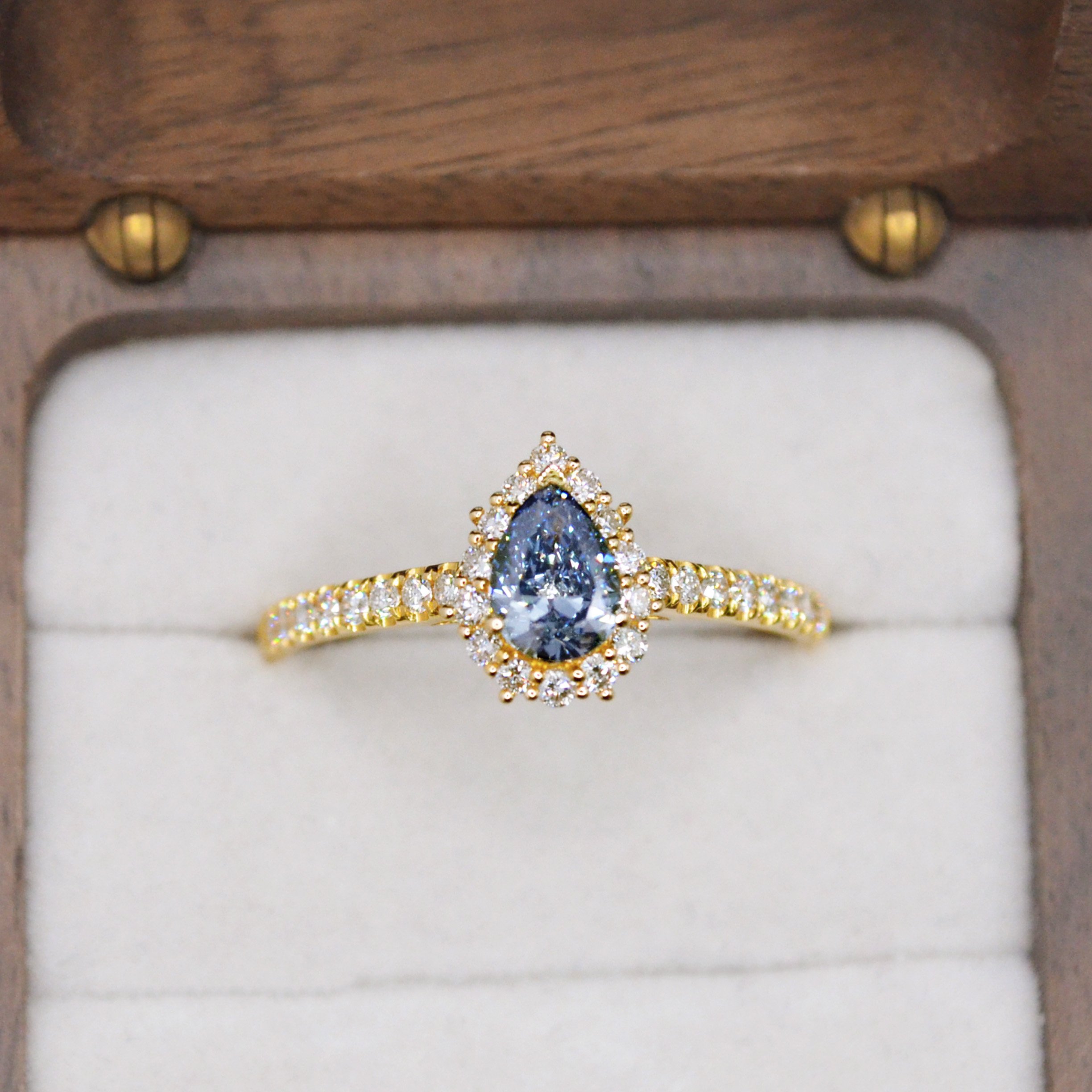 R2135_0.50-0.69_ct_Blue_Pear_18K_Yellow_Gold_9594854134.jpg