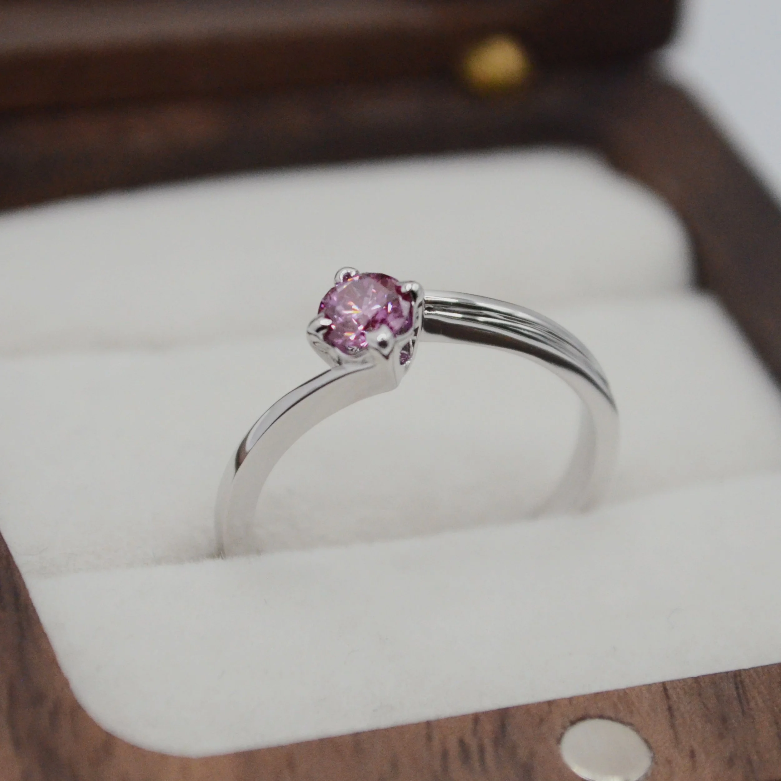 R1684_0.35-0.39_ct_Pink_Brilliant_18K_White_Gold_8537663114_(3).jpg