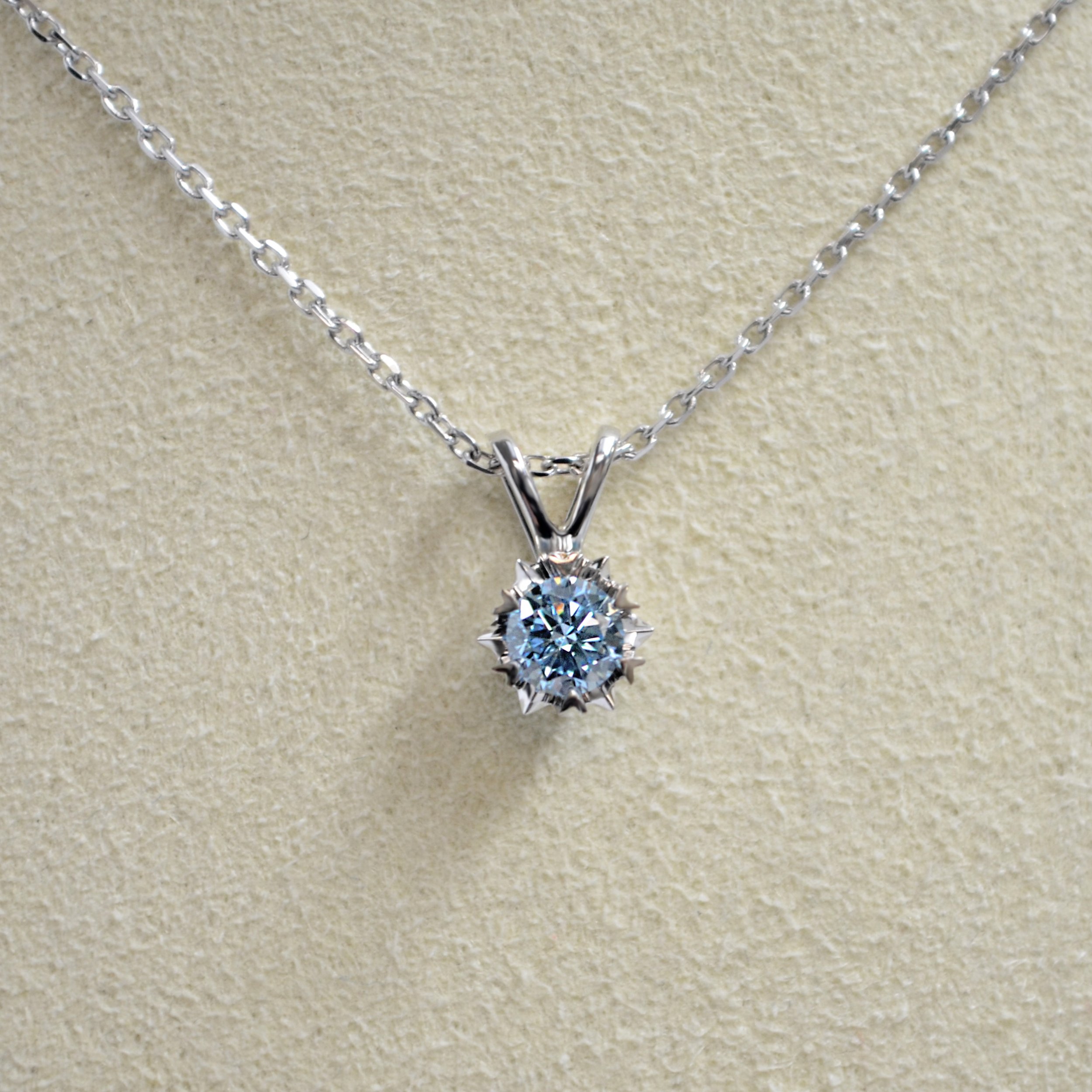 P3821_Pendant_Blue_0.30ct_Brilliant_White_Gold_2543336841.jpg