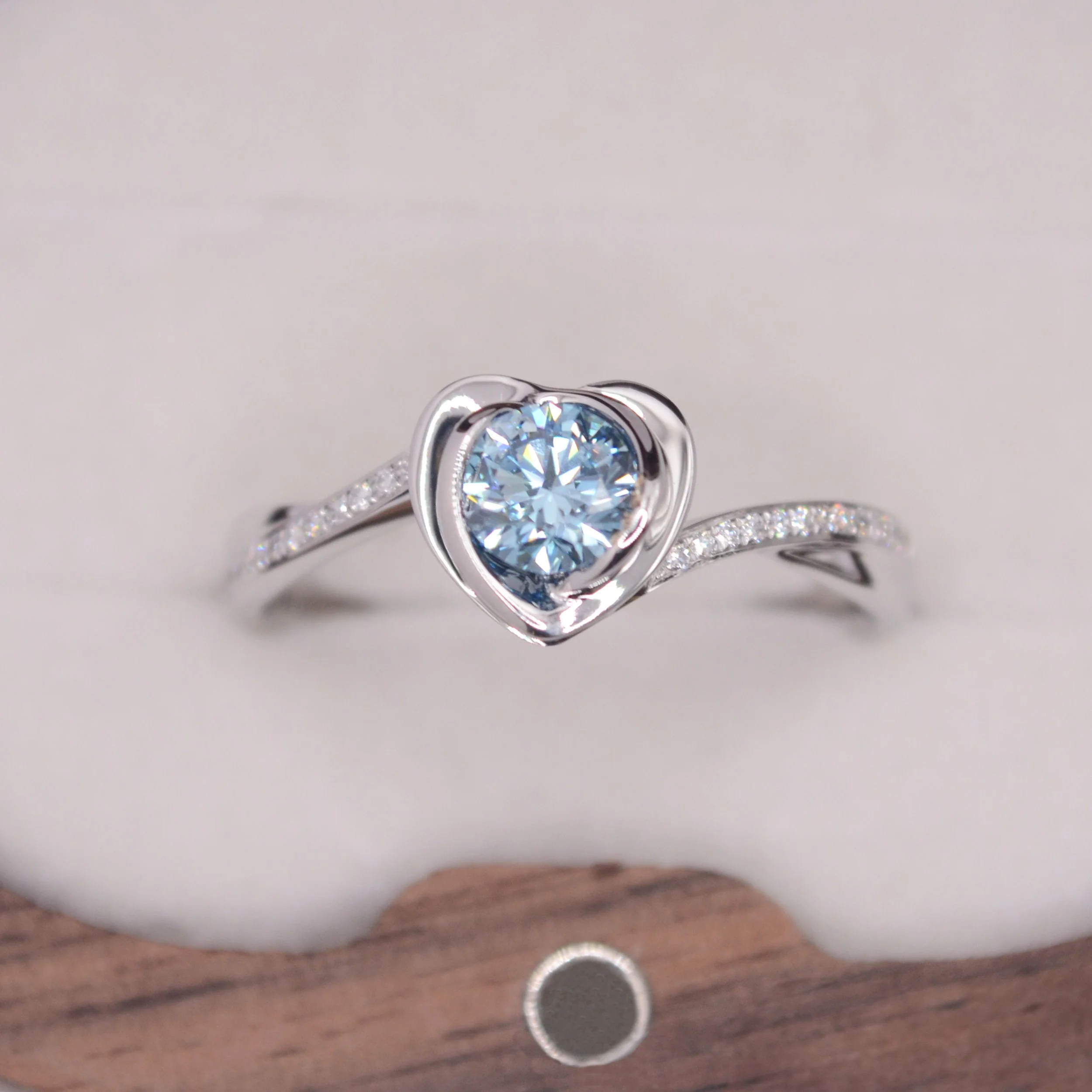 R2125_0.50-0.69_ct_Blue_Brilliant_18K_White_Gold_8732525548_(4).jpg