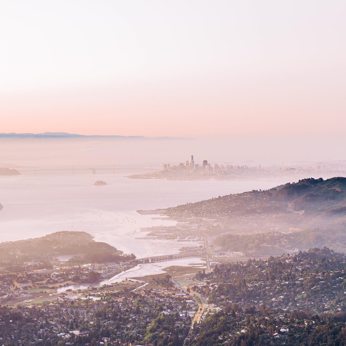Three panoramic shots of SF waking up yesterday morning after the lunar eclipse. Which one is your favorite?
.
1) 5:30 am, a city floating on clouds in the morning light. 1.3 sec 50mm f5.0 ISO 50
.
2) 4:40 am, transitioning from night to day. 900 sec