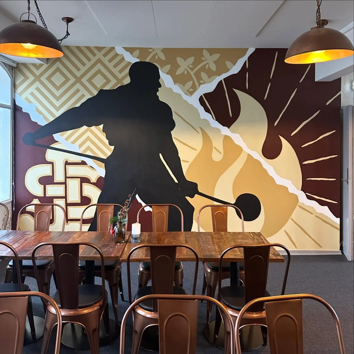 Tribute mural paying homage to the old workers of Langes Iron Black Smith factory in Svendborg. 
This mural the third mural in a series of murals portraying the life of the workers (black smiths). 
&hellip;
#svendborg #mural #art #interiordecor