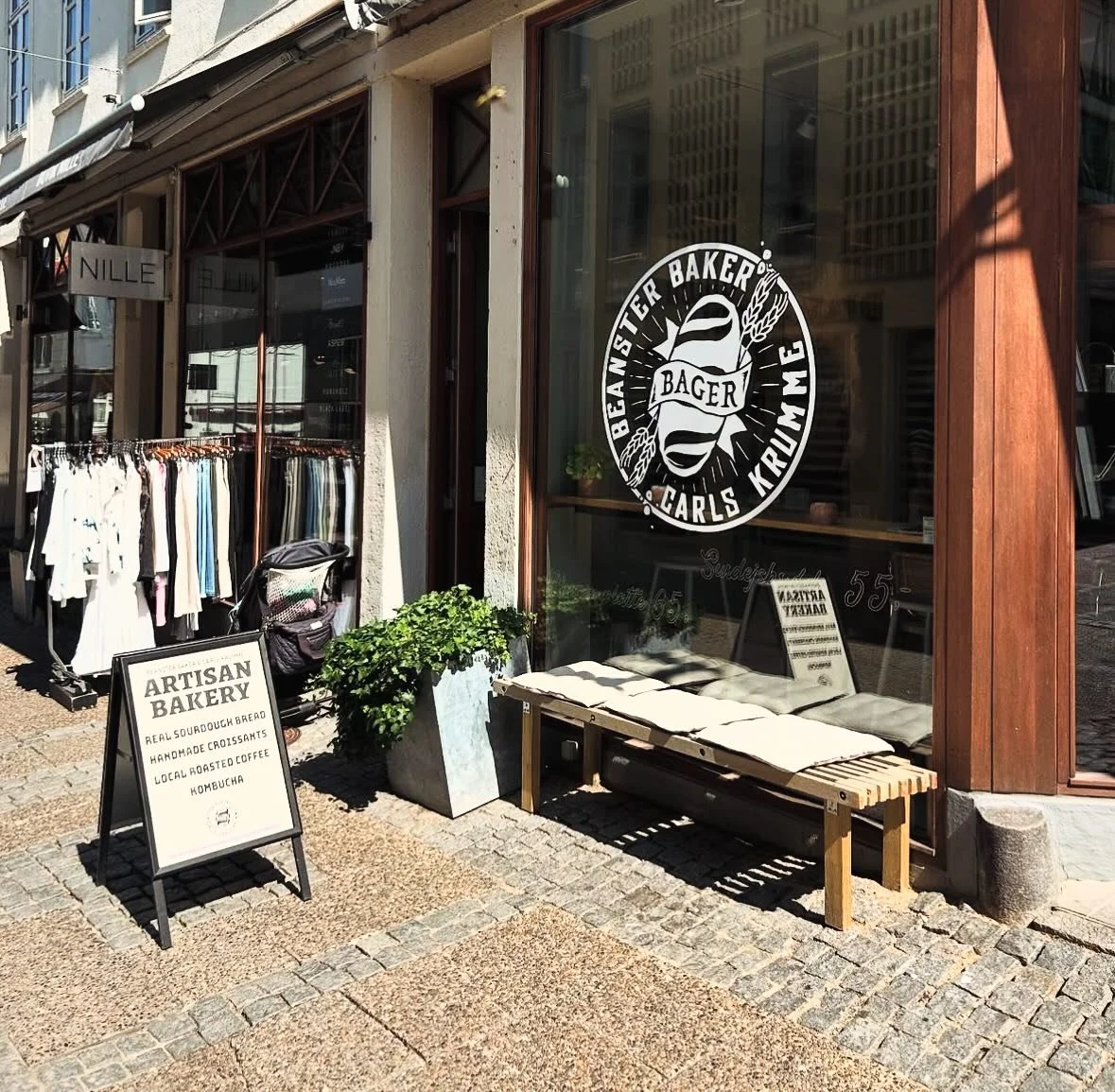 When in &Aring;rhus&hellip; this baker is a must🥐
@_beansterbaker @carls_krumme 
Had so much fun doing their logo, graphic design and merch. Their logo in inspired by the raw materials they use and from their background in skateboarding. 
BAKE or DI