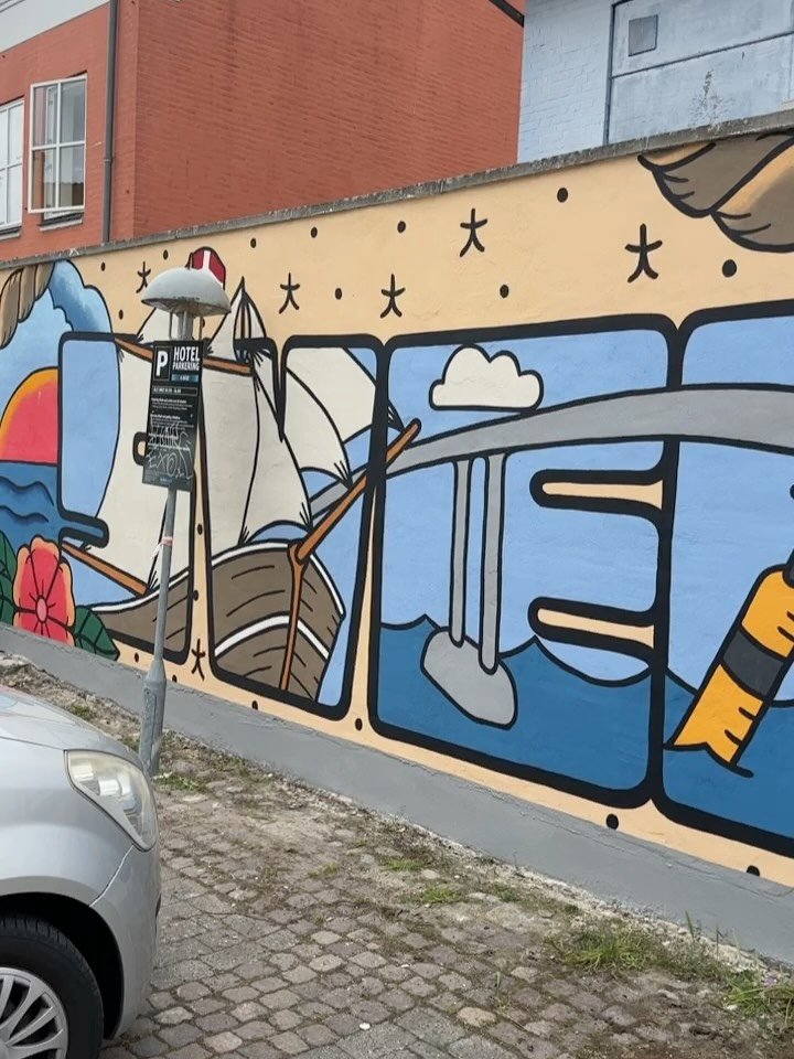 A new SVENDBORG &lsquo;postcard&rsquo; mural. 
7 days in the making&hellip;sunshine and no rain☀️
&hellip;and now time to start the next mural. 
&hellip;
#mural #streetart #svendborg