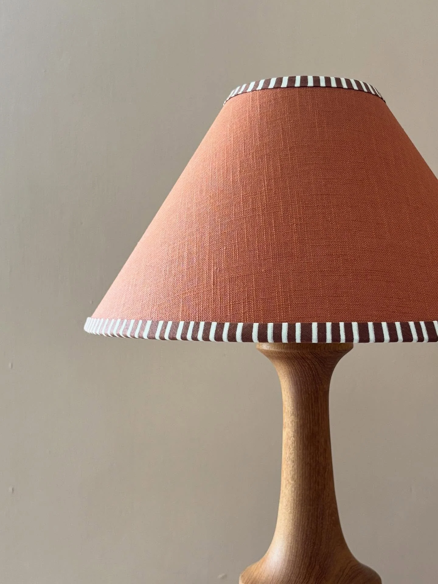 I&rsquo;ve been working on some lampshades this week in lovely rusty autumn colours. 

#bespokelampshades #lighting #sustainablymade #interiors #home #lampshade
