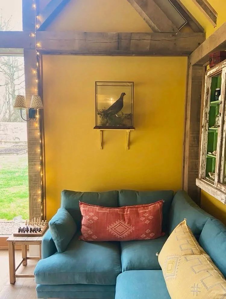 I&rsquo;m loving the yellows in this beautiful home in Wiltshire. It&rsquo;s just what you need to brighten up these rainy days. Designed by the brilliant Laura Hill @barlettbrownstudio. Thank you for including my little lampshades. 

#lampshades #ha