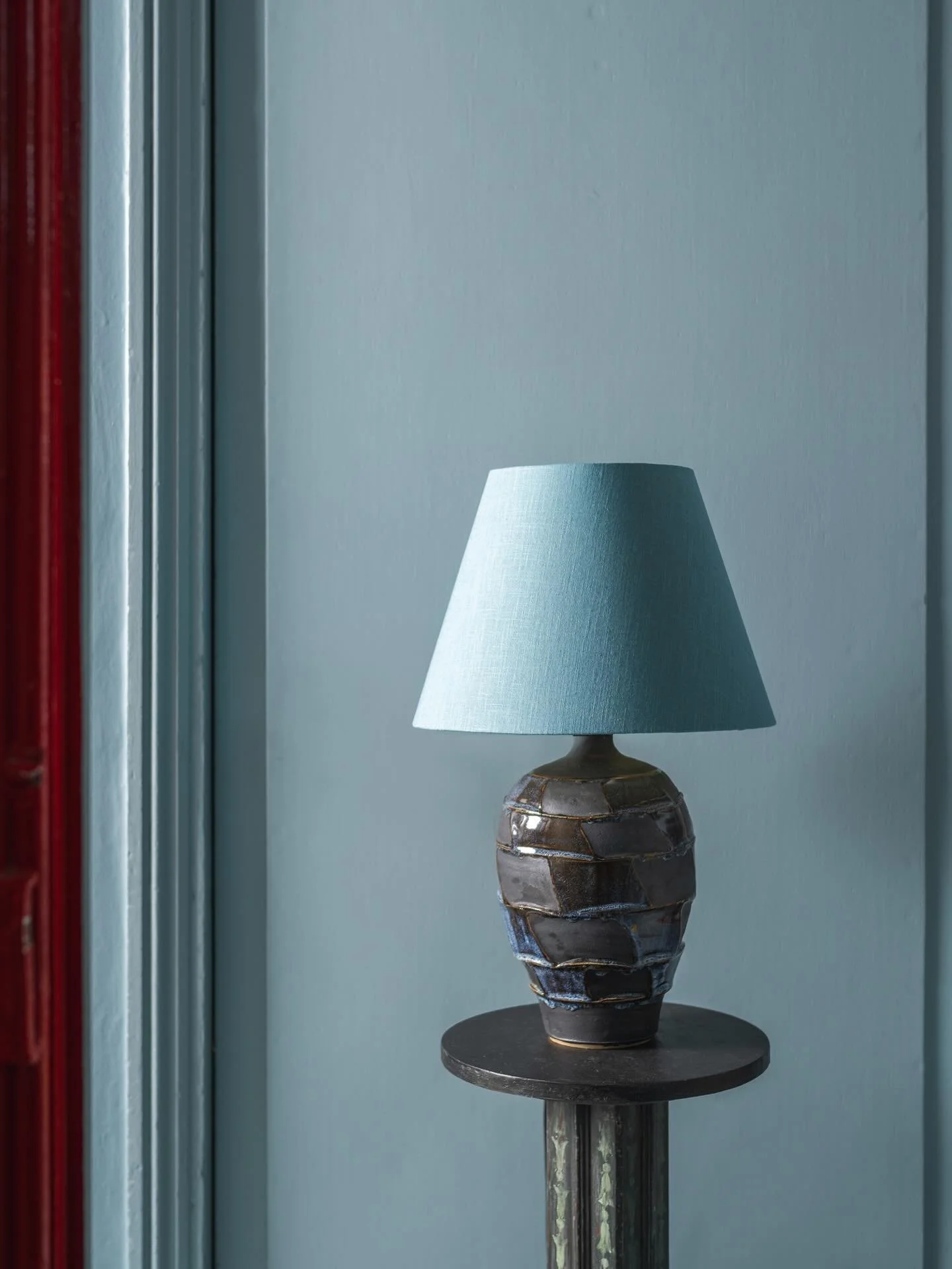 I haven&rsquo;t posted for a while, but thought I&rsquo;d share this lovely image from @studio_biblo of my linen lampshade. It&rsquo;s been beautifully paired with a marbled blue ceramic base by Adam Ross. 

#linenlampshade #linen #lampshademaker #in