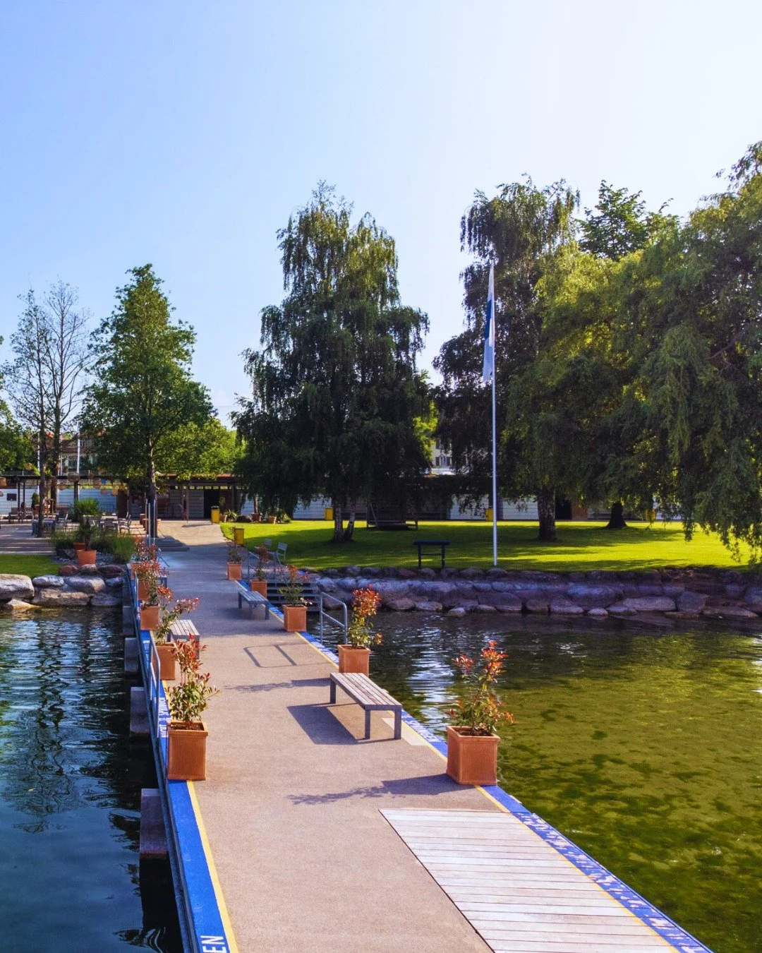 Eines unserer Highlights &ndash; der Steg f&uuml;hrt dich hinaus auf den See, wo du direkt eintauchen kannst 🔥

***
#strandbadzug #beachvibes #feriengef&uuml;hl #zug #kantonzug #see #lake #zugersee #badi #sommer #summertime #ferien #sommerferien #ur