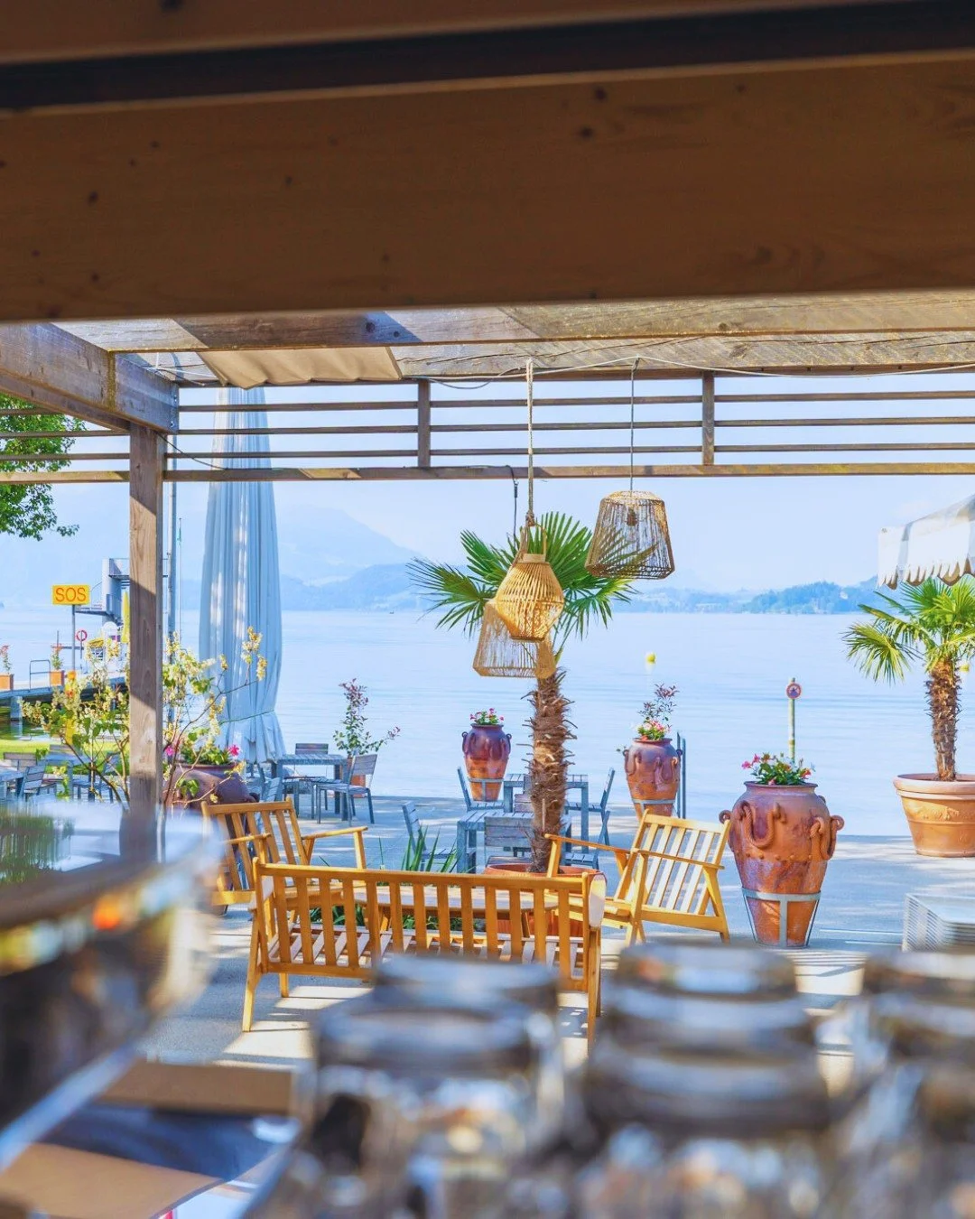 Auf unserer Terrasse hast du einen traumhaften Seeblick! Perfekt f&uuml;r eine St&auml;rkung nach dem Schwumm. ☀️