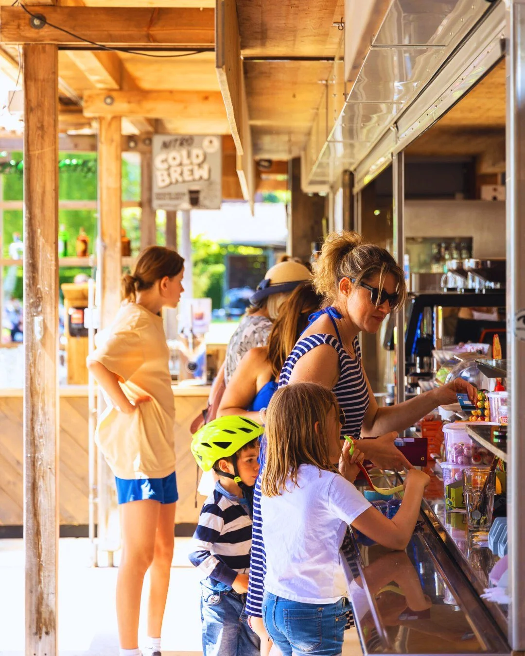 Egal ob schneller Snack, s&uuml;sses Glace oder volle Mahlzeit &ndash; bei uns findet jeder etwas! 😌🍔🍨

***
#strandbadzug #beachvibes #feriengef&uuml;hl #zug #kantonzug #see #lake #zugersee #badi #sommer #summertime #ferien #sommerferien #urlaub #