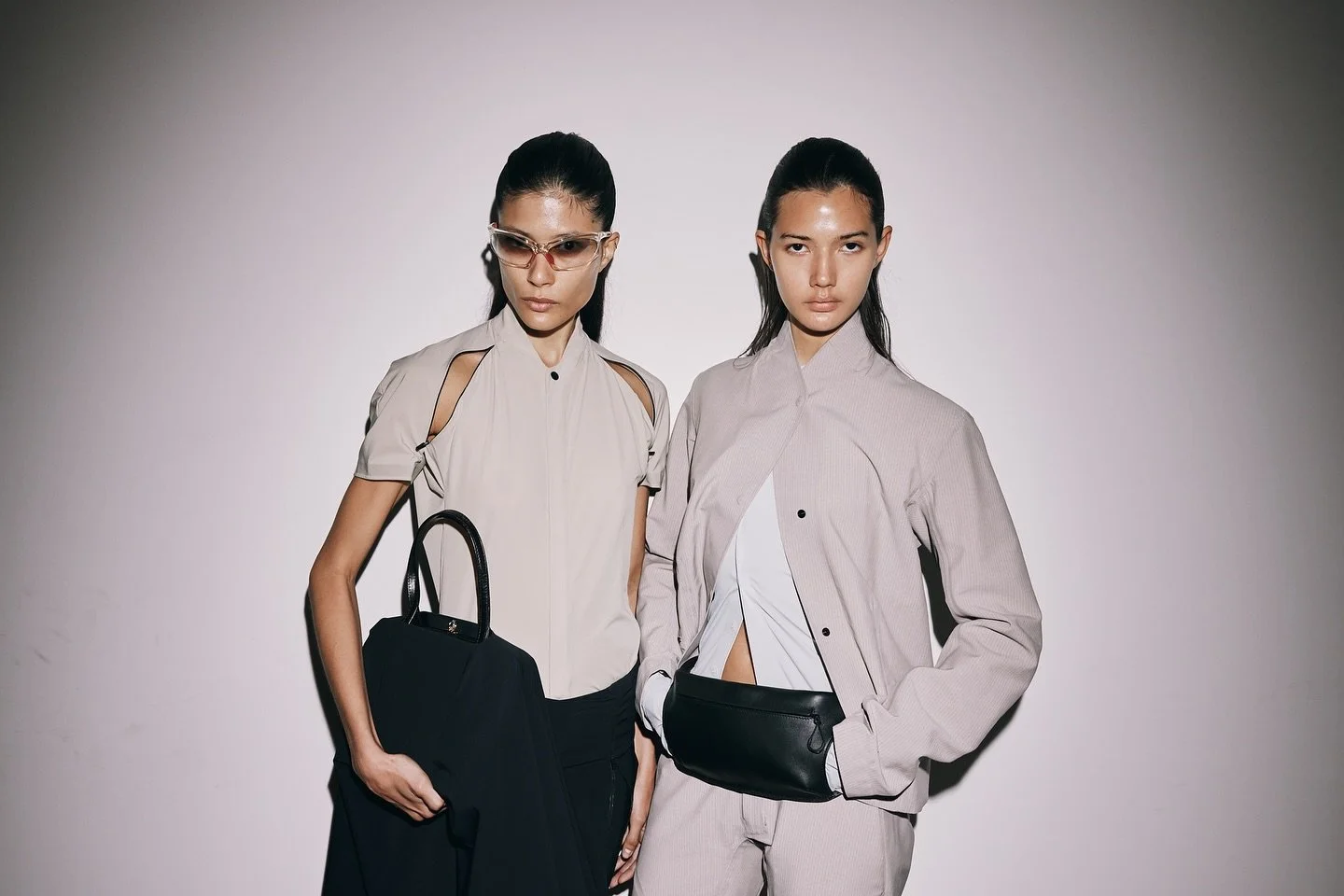 This weekend at @180.studios, @johannaparv_ unveiled her SS26 collection for @londonfashionweek. Models moved with purpose, evoking the rush of a busy city street.

The show unfolded as a dialogue between the body and the metropolis, tailoring that f
