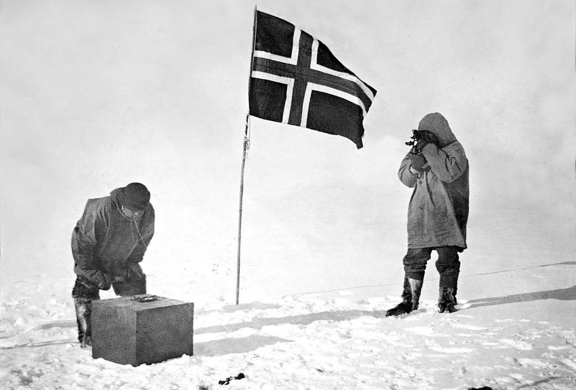roald-amundsen-and-helmer-hanssen-make-observations-at-the-south-pole-1911-web.jpg