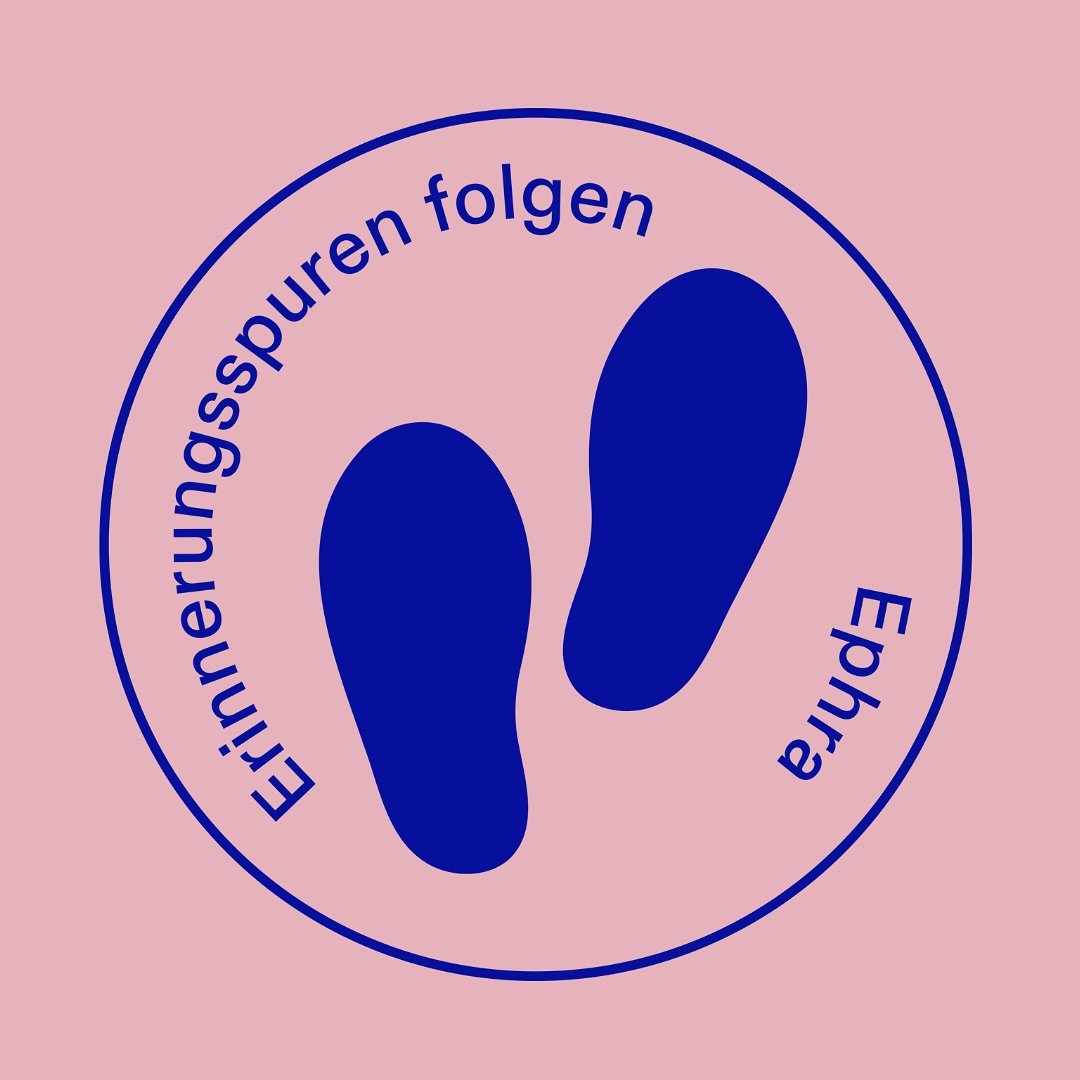 Neues Workshopangebot &bdquo;Erinnerungspuren folgen&ldquo; 👣

Im Mittelpunkt des dreist&uuml;ndigen Workshops f&uuml;r Grundschulklassen der Stufe 4 bis 6 stehen die Lebensgeschichten von f&uuml;nf j&uuml;dischen Kindern, die mit der Aktion &bdquo;