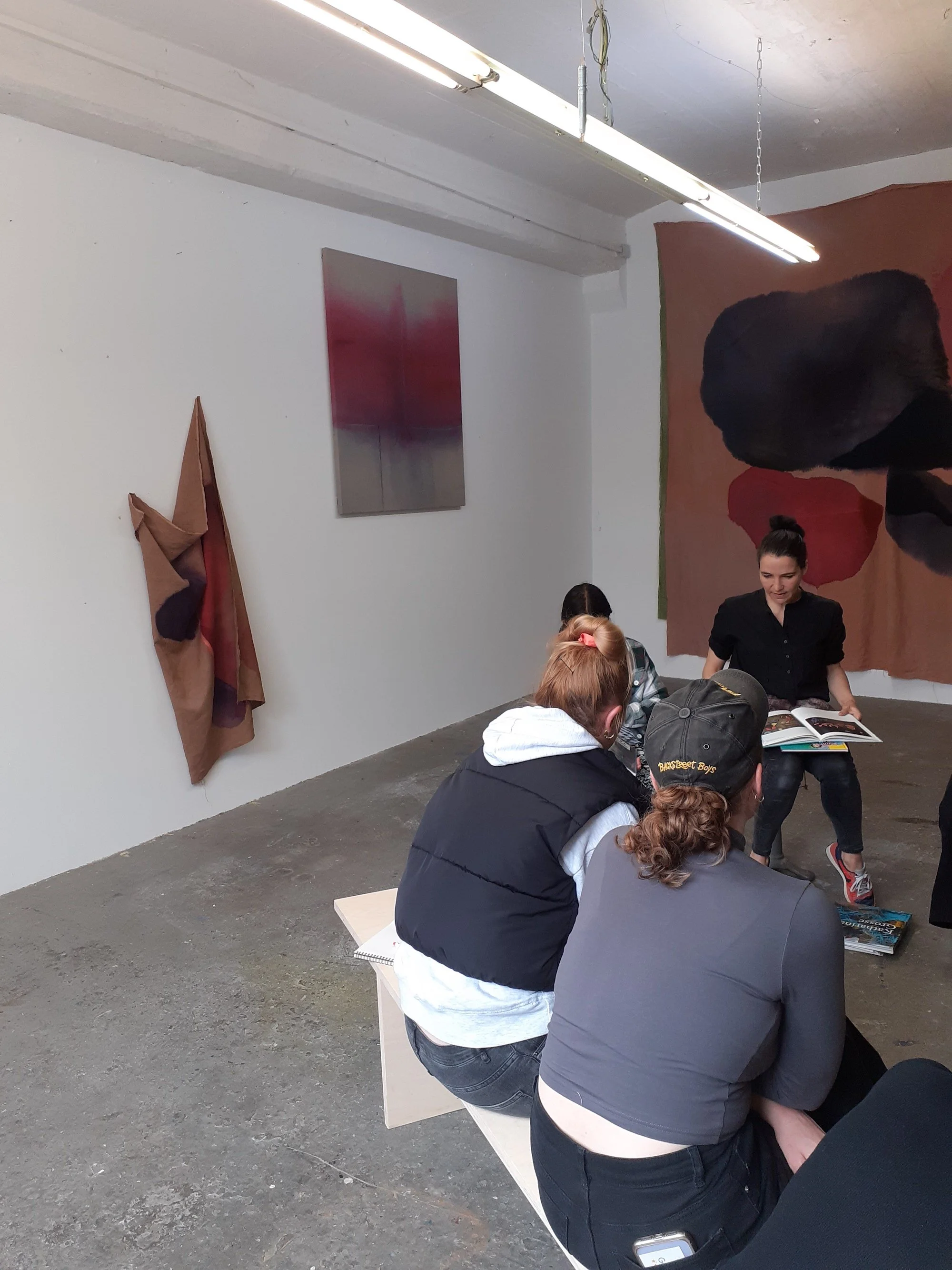 Artist Nadine Schemmann explains her art to the Ephra-unterwegs group.