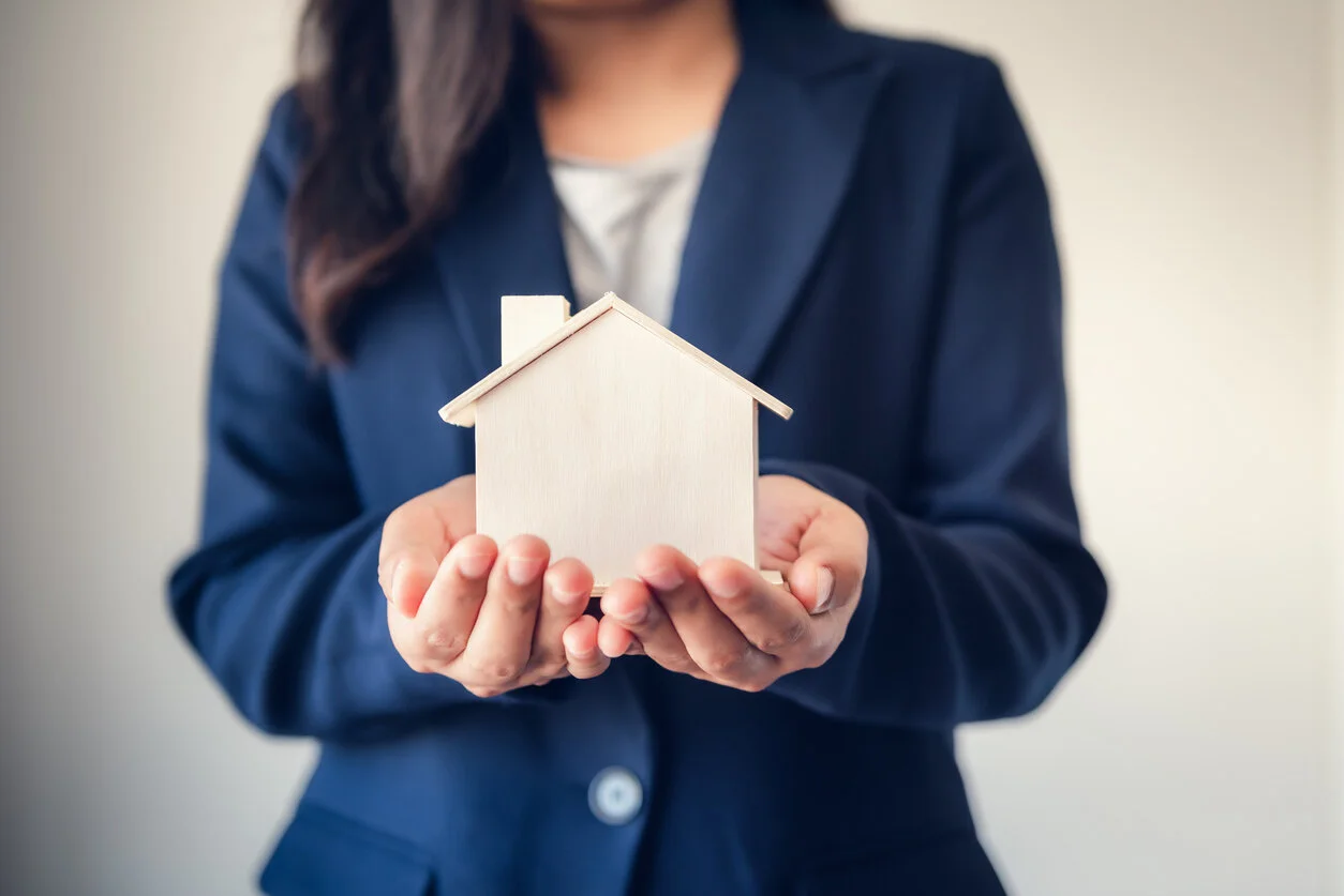 Real-Estate-Agent.jpg