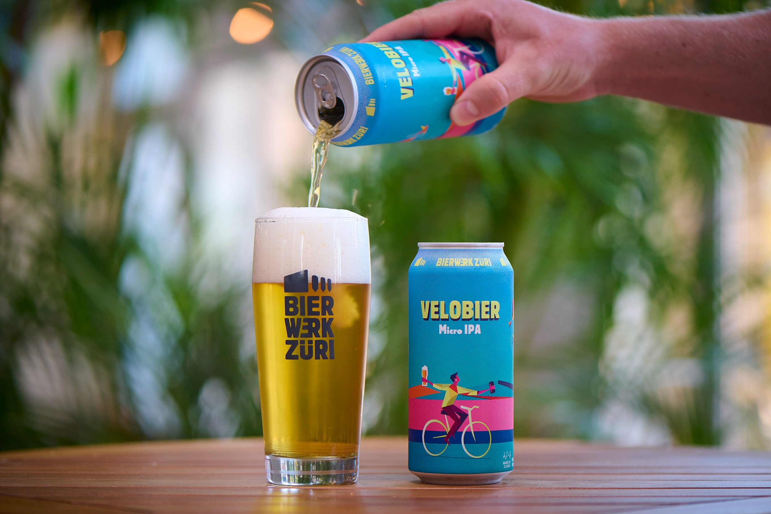 Velo Bier mit Hand.jpg