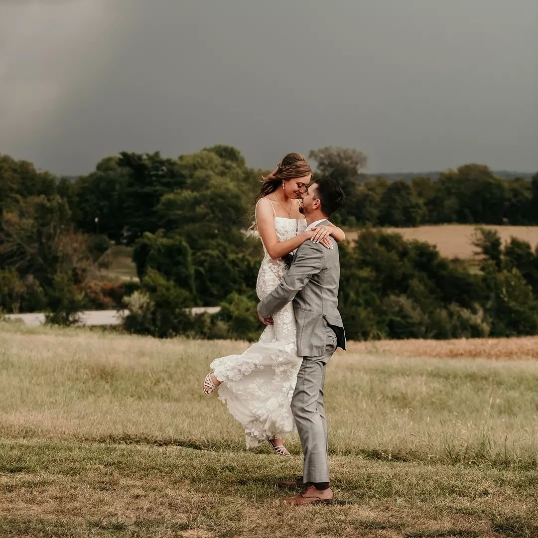 #barnwedding #rainywedding #southernillinoiswedding #stormywedding #estherbloomphoto #bloombride