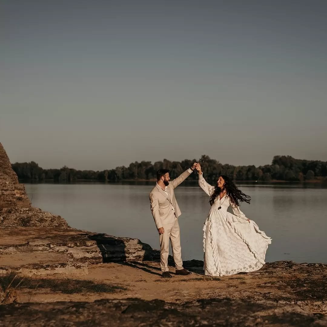 #estherbloomphoto #adventurephotographer #engaged  #shesaidyes #destinationphotographer #destinationengagment #goingtothechapel #adventureengagement #shawneenationalforest #elopeshawnee #ohioriver