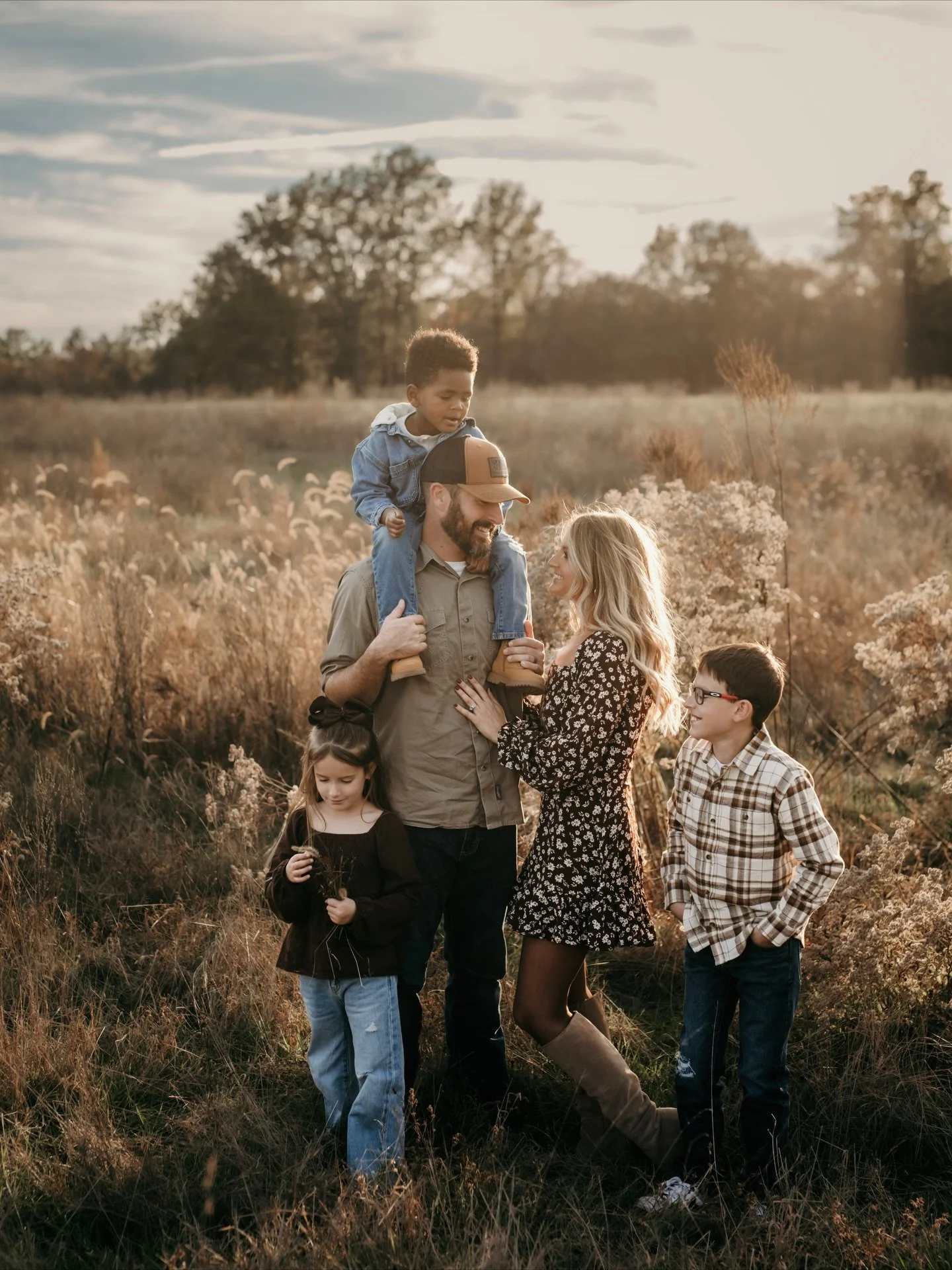 This mama always knows how to dress her family for photos. Mixing textures, patterns, &amp; colors. Perfection.