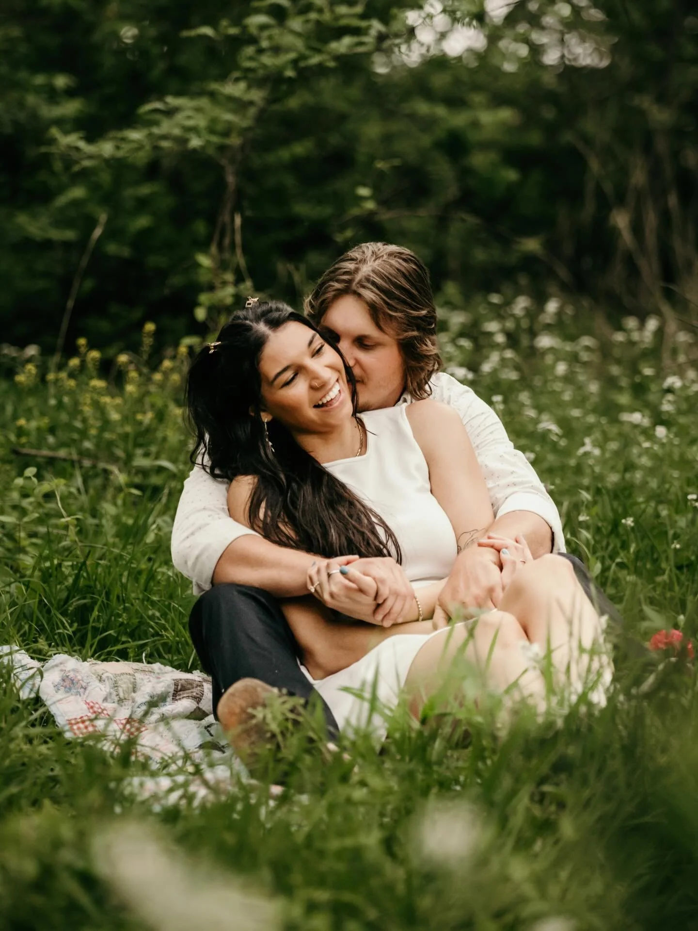 A little secret garden moment for this spring engagement 💍🌿🌼