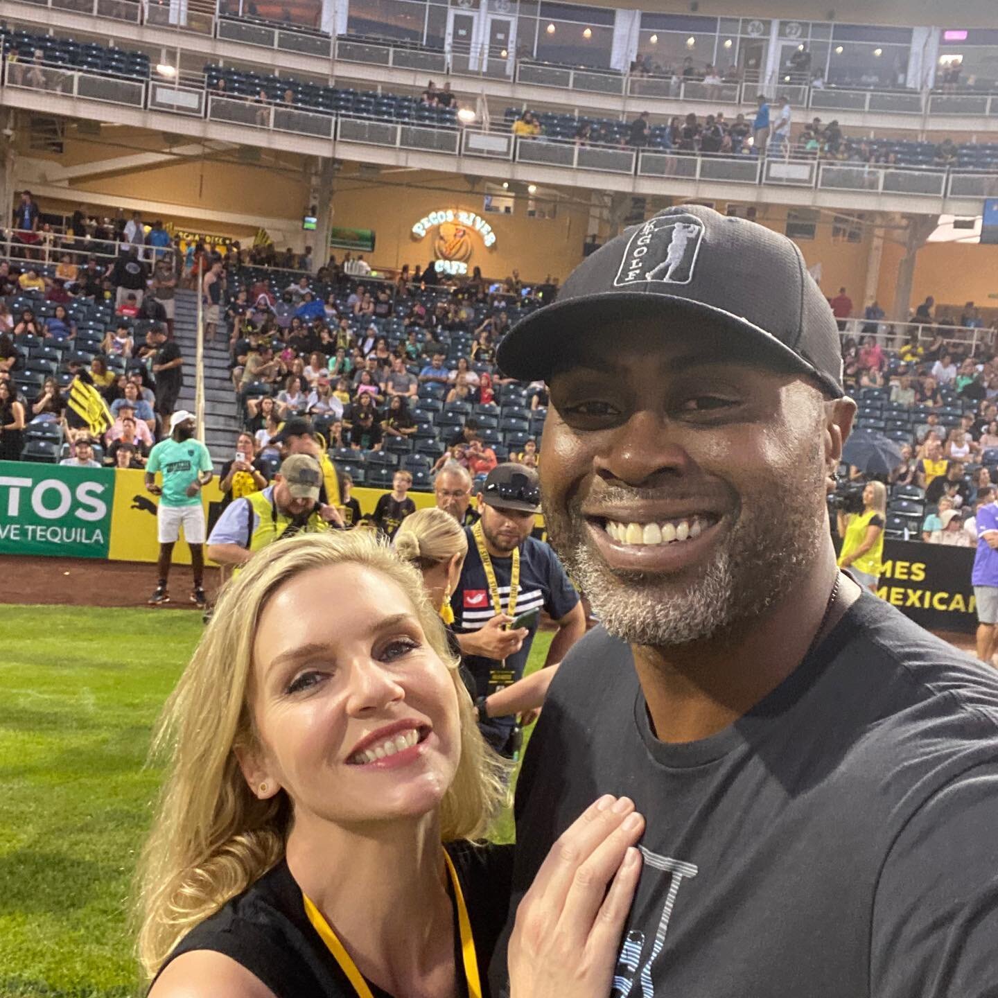 It was awesome meeting Better Call Saul star Rhea Seehorn! 🙌🏾
.
.
.
#newmexico #universityofnewmexico #unm #lobos #kennythomas #kennythomasnba #marchmadness #newmexicolobos #ncaabasketball ##ncaatournament #tbt #flashbackfriday #philly #sixers #76e