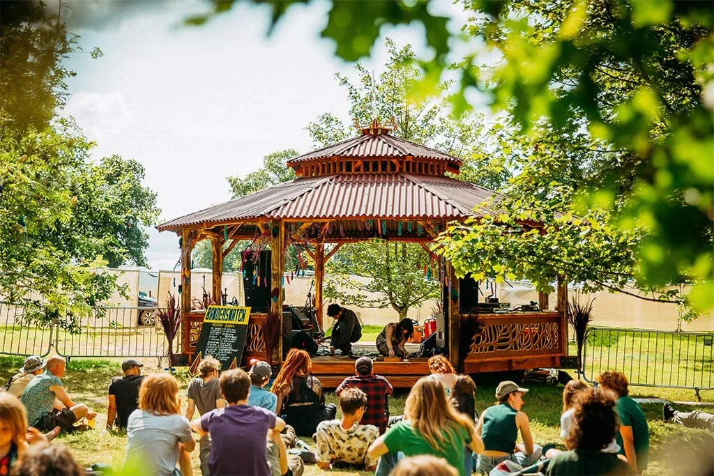 Crowds - Bandersnatch Sunny Chilling.jpg