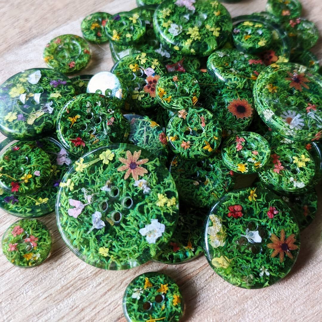 Moss buttons are back in stock and on sale!! 
https://www.etsy.com/listing/960108350

----
#woods #forrest #moss #mossart #mossmirror #mossmirrors #mossball #mushroom #fairy #fairytail #magic #portal #cute #beautiful #magicaldecor #witchyvibes #cotta