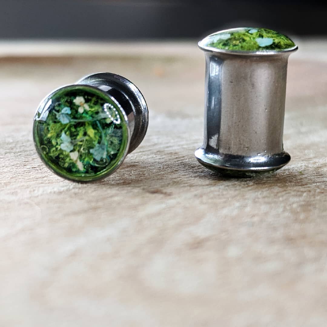 I'm now making moss gauges!! You can get them in any size made to order right now! Check out the link in my bio to see my shop, terrarium treasures and get your pair today!!! 

#plugs #gauges #earrings #woods #forrest #moss #mossart #mossmirror #moss